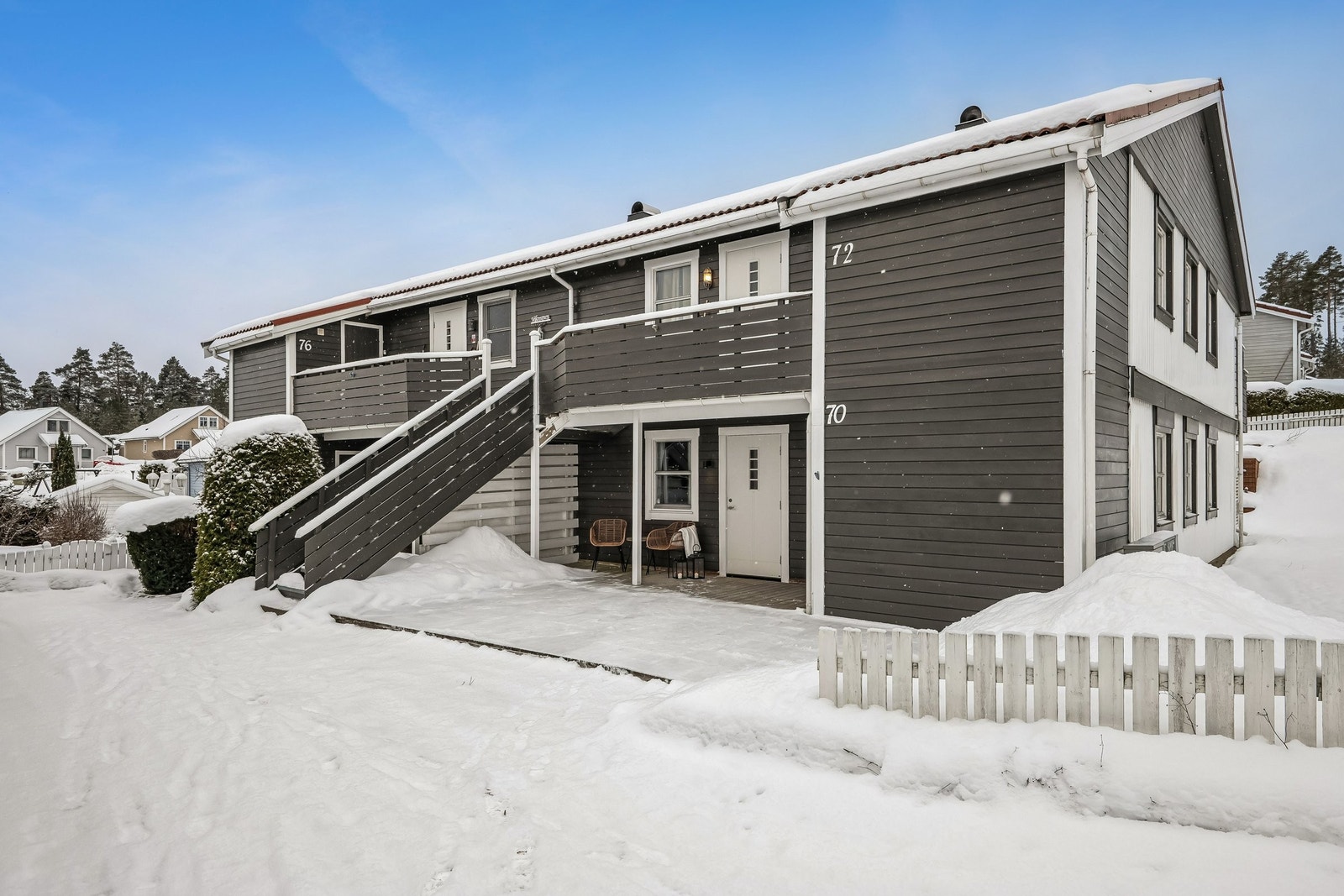 Fasade og inngangsparti med en større balkong. Herlig for de som liker morgenkaffen i sola Galleribilde