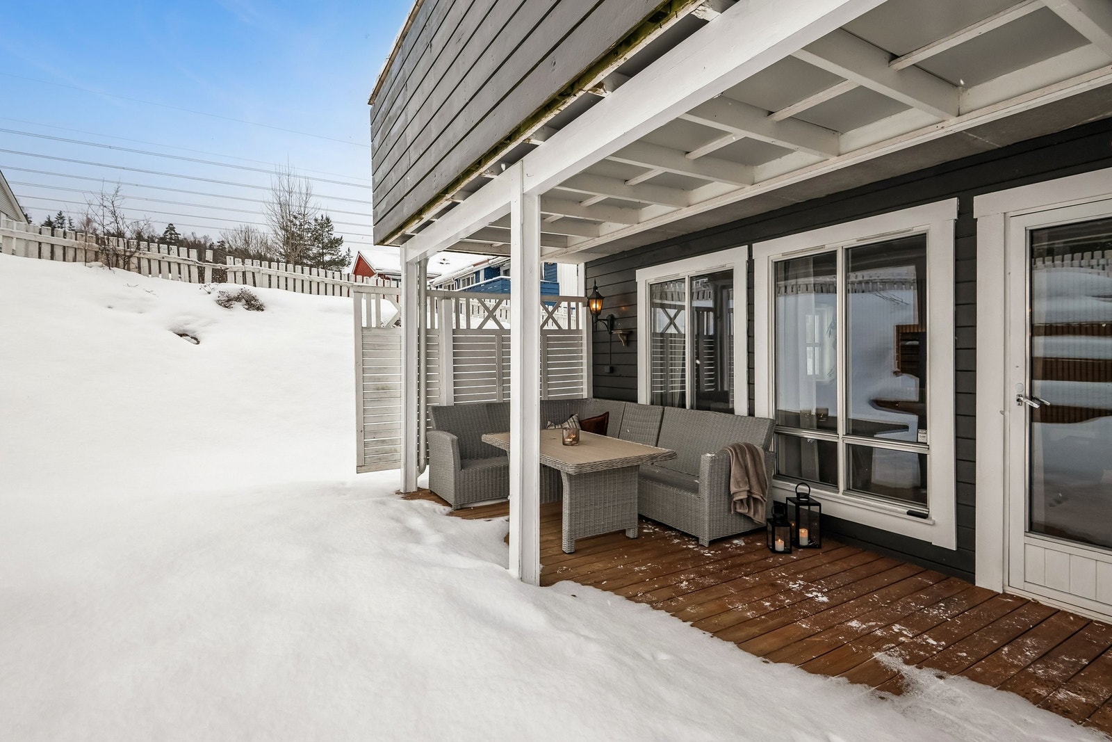 Koselig og lun uteplass på baksiden av leiligheten Galleribilde