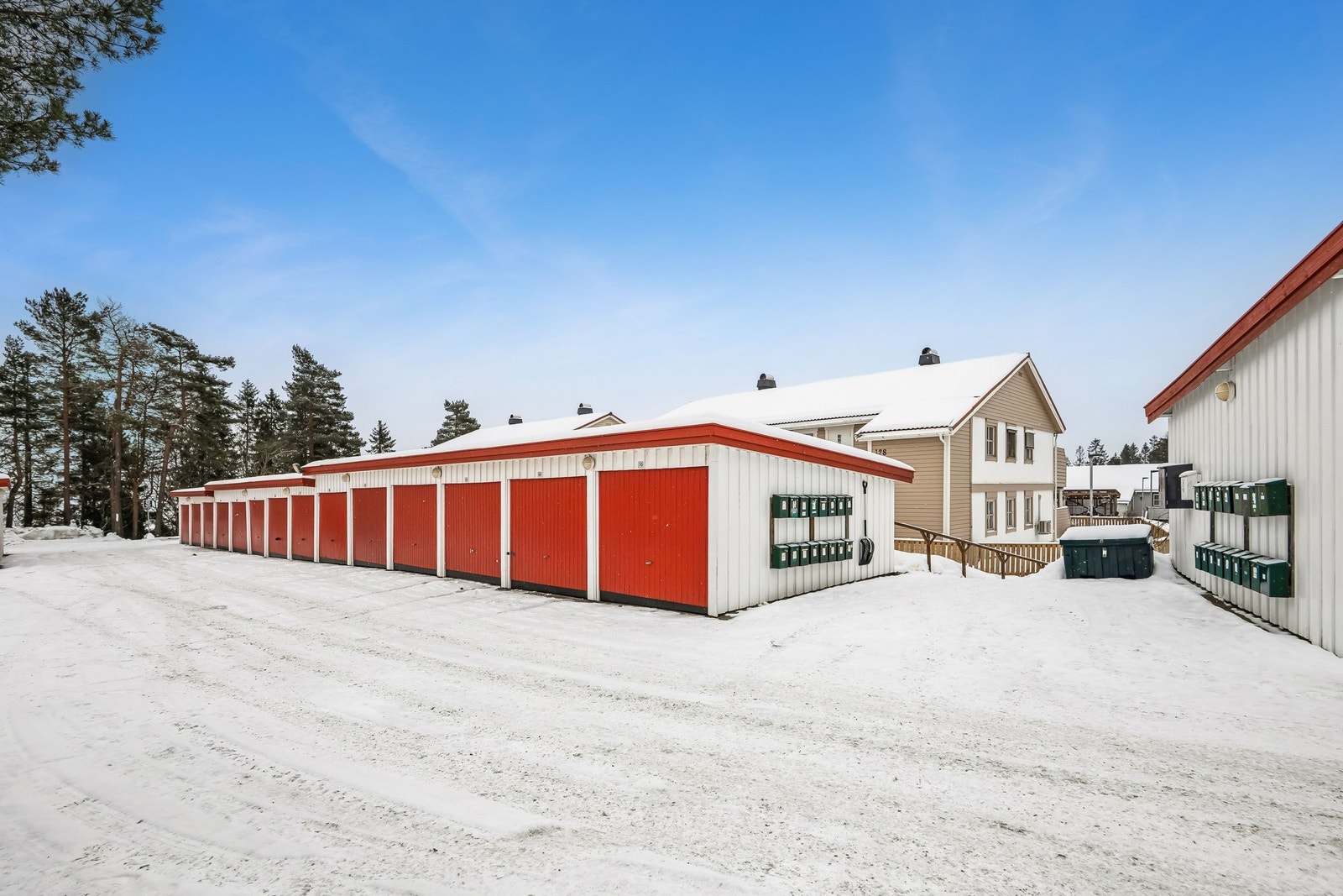 Garasjeplass på enden - med elbil lader Galleribilde