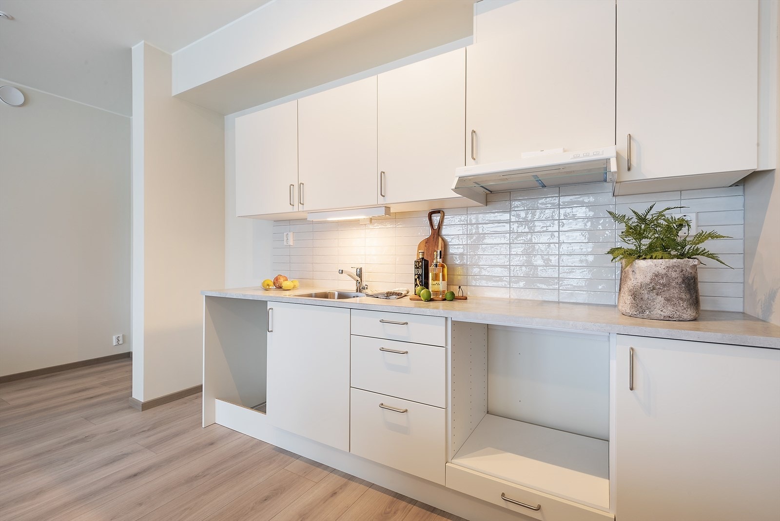 Kjøkken med lys innredning. Galleribilde