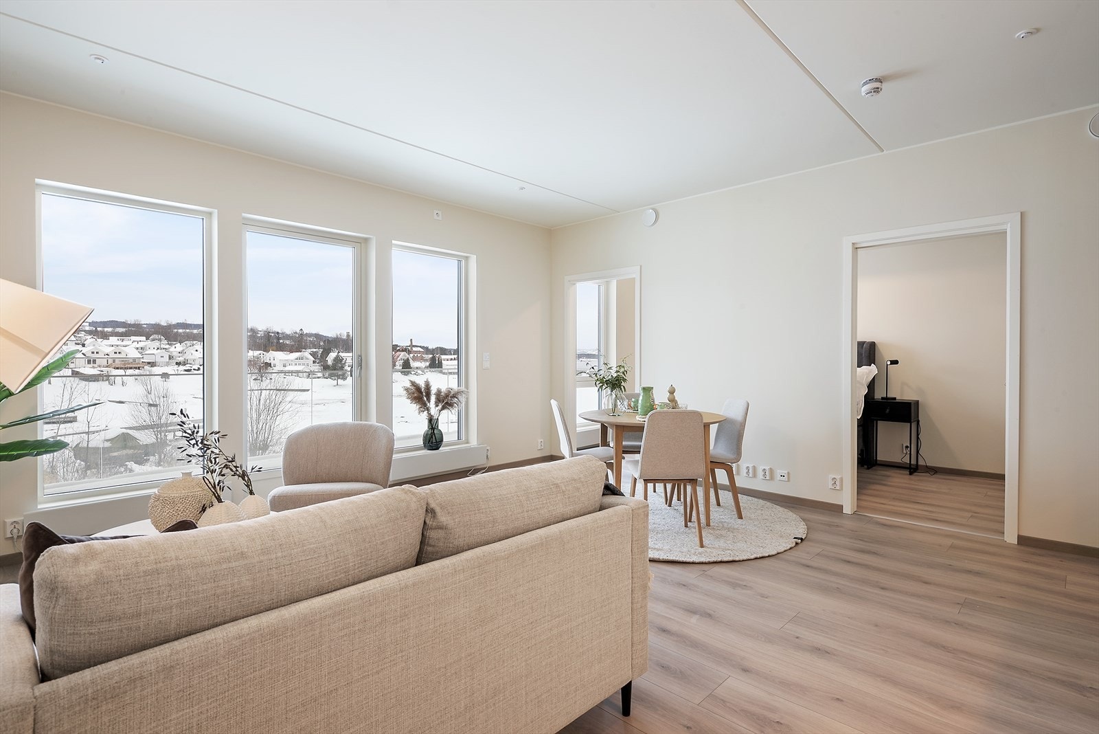 Store vindusflater gir godt med dagslys inn. Galleribilde