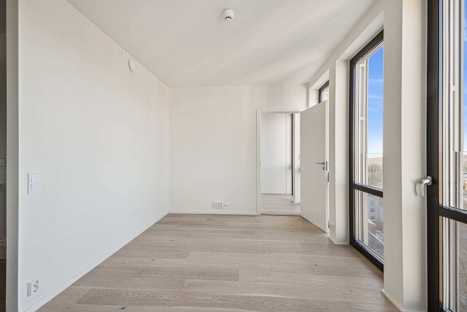 Lys og innbydende stue med gode møbleringsmuligheter Galleribilde