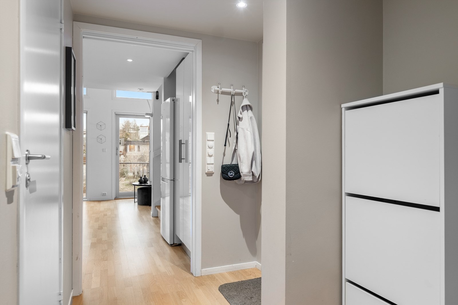 Romslig entre. Galleribilde