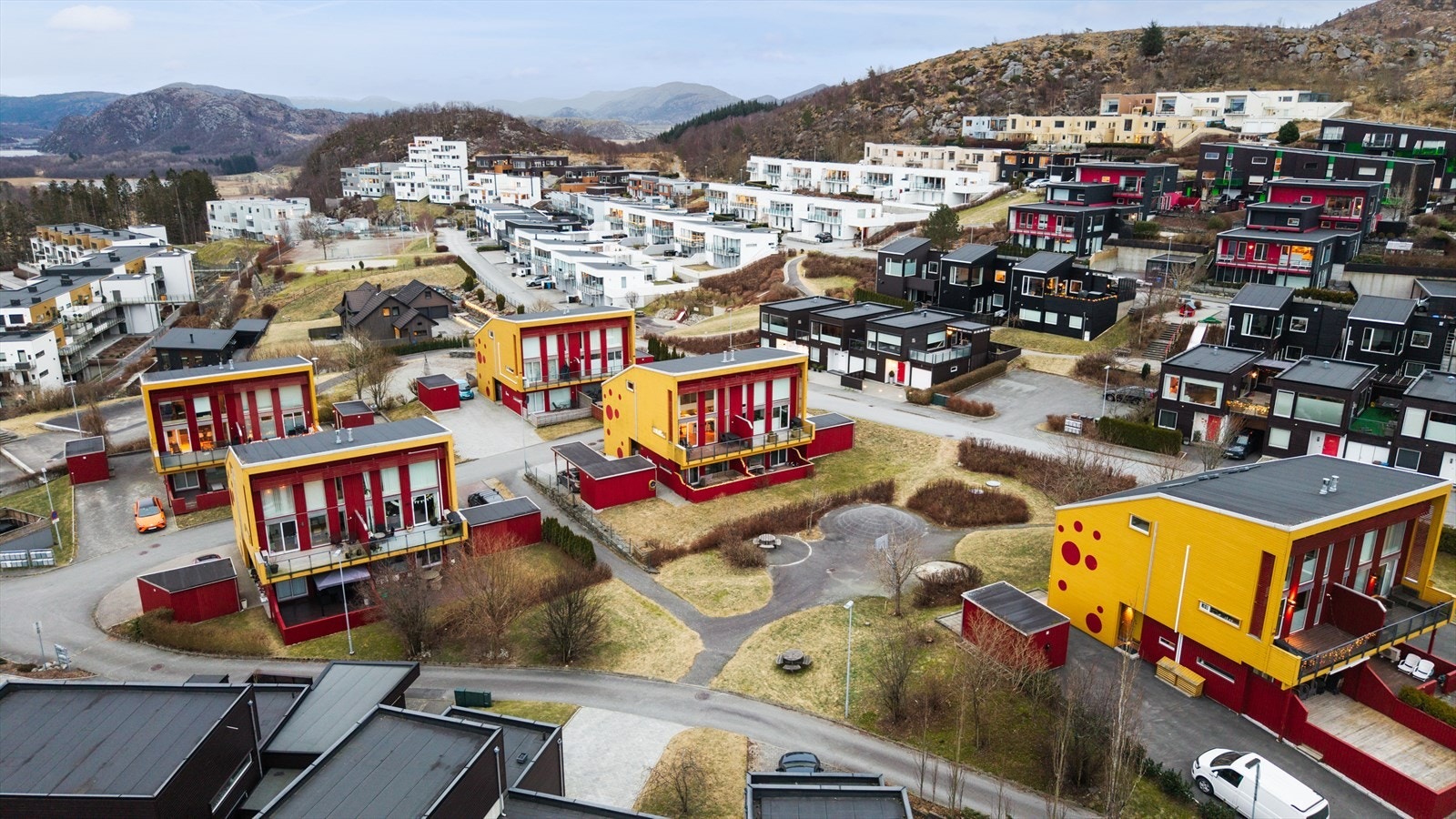 Boligen ligger gunstig plassert ved friområde, noe som gjør det åpent og fritt, slik at du kan nyte utsikten Galleribilde