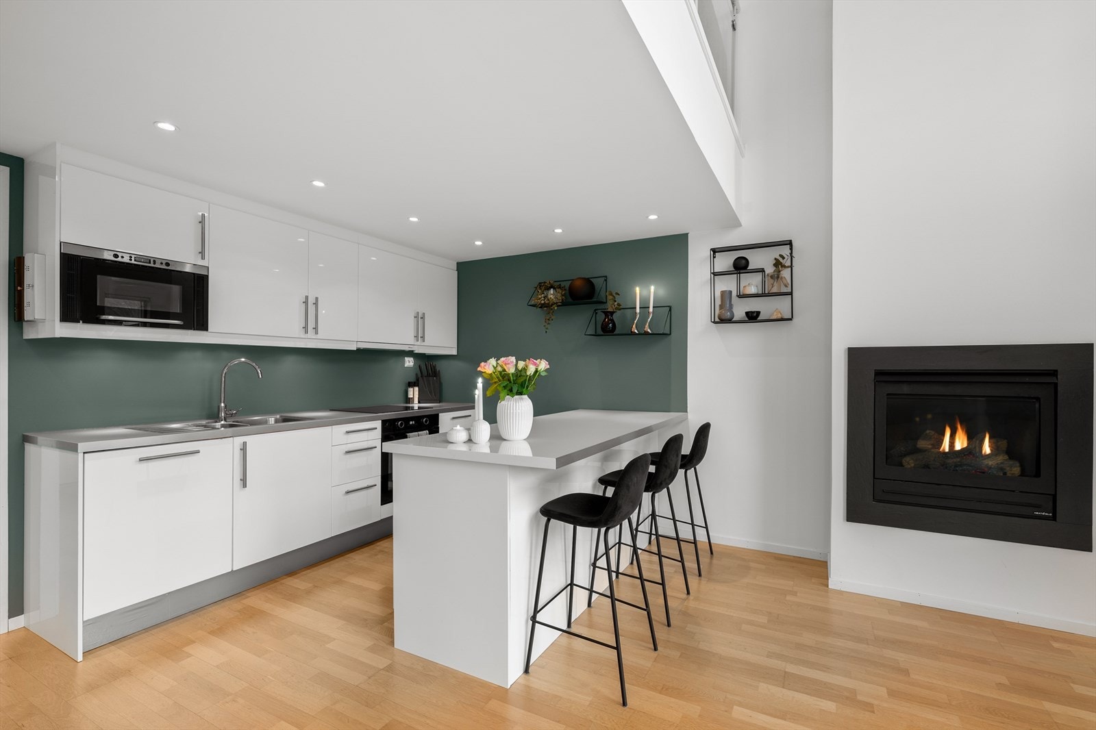 Praktisk kjøkkenøy gir ekstra skap- og benkeplass og fungerer også som en fin spiseplass. Galleribilde