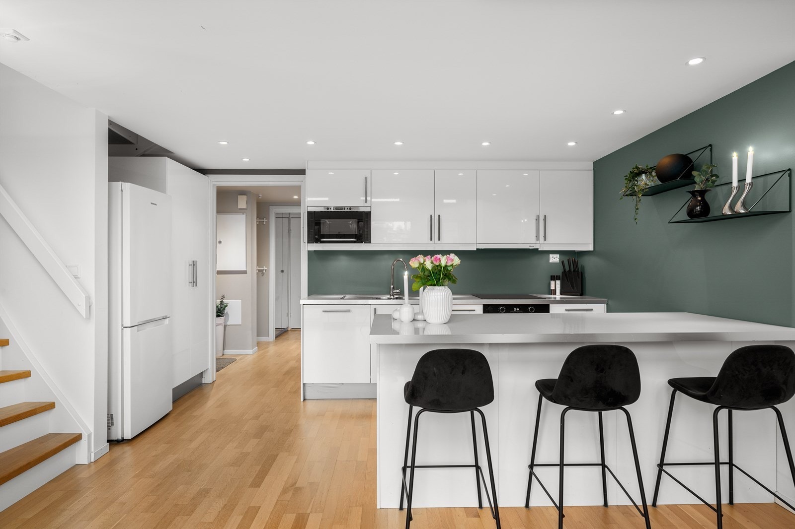 Kjøkken fra Ikea med hvite glatte fronter. Galleribilde