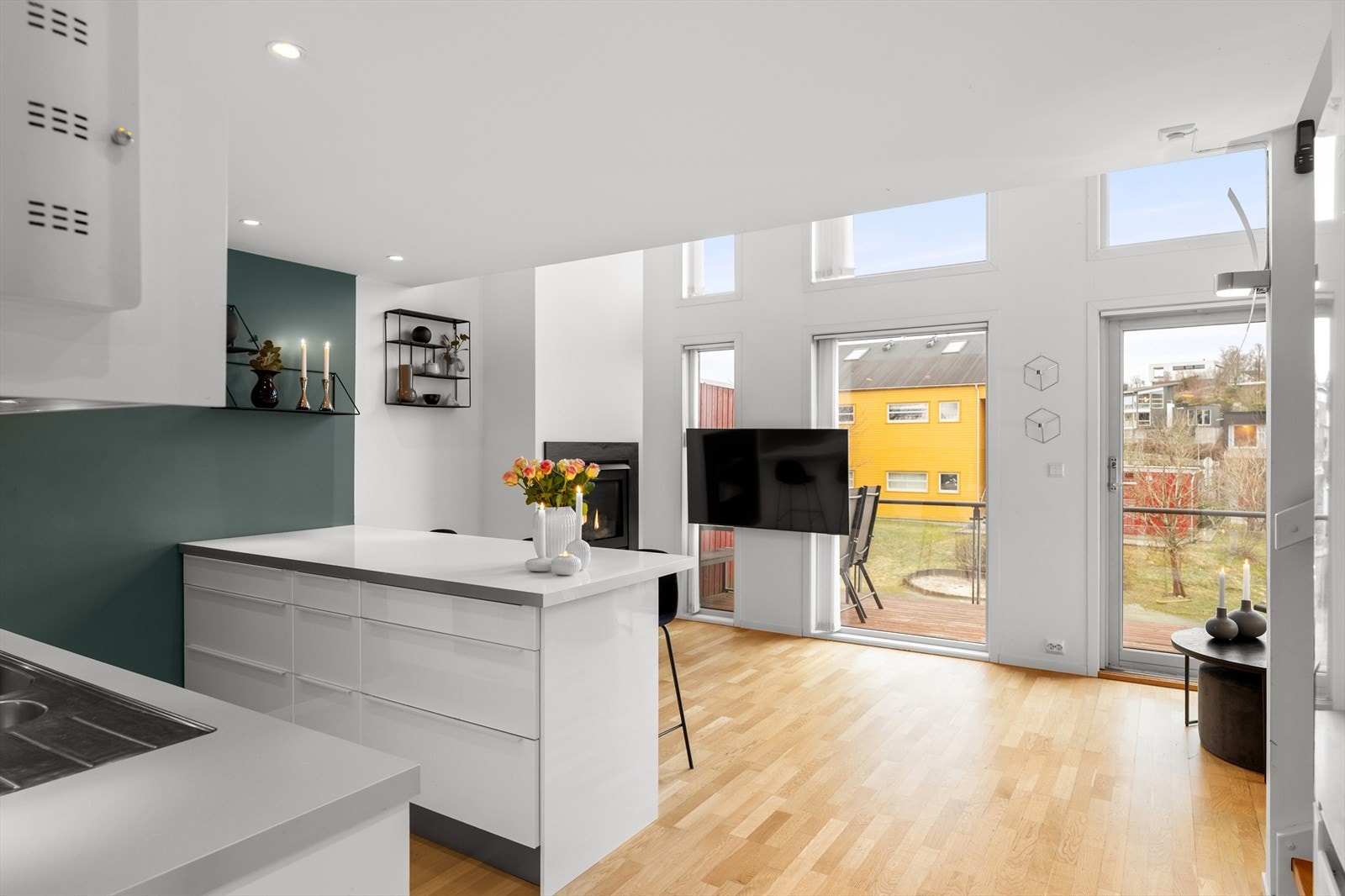 Kjøkken fra Ikea med hvite glatte fronter Galleribilde