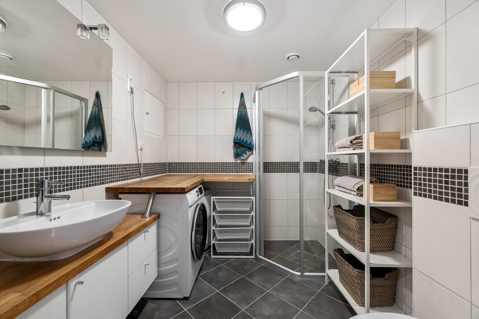 Fliselagt bad/vaskerom med gulvvarme. Galleribilde