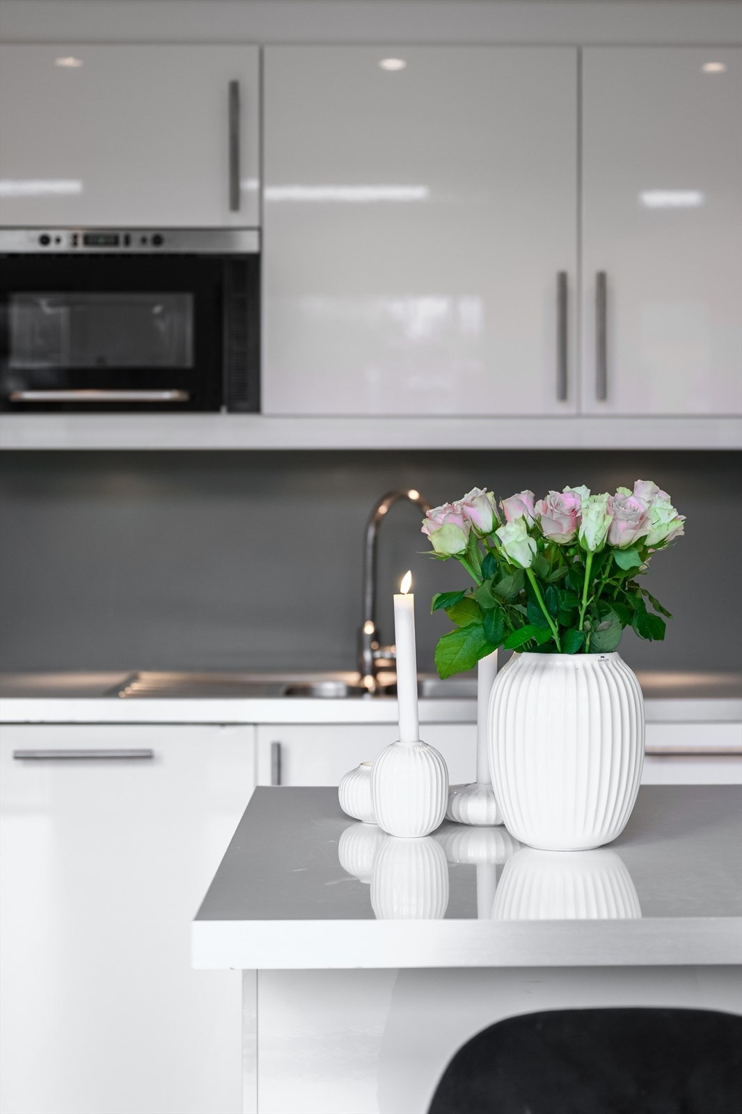 Praktisk kjøkkenøy gir ekstra skap- og benkeplass og fungerer også som en fin spiseplass. Galleribilde