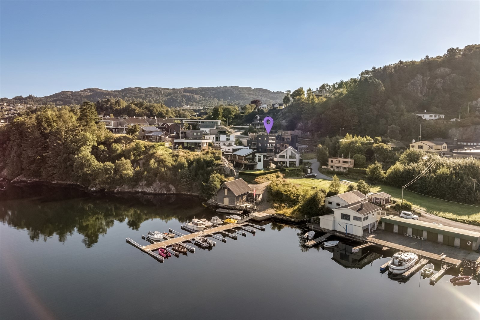 Velkommen til Småje 29! Nydelig leilighet med garasje, hagestue og høy standard. Galleribilde