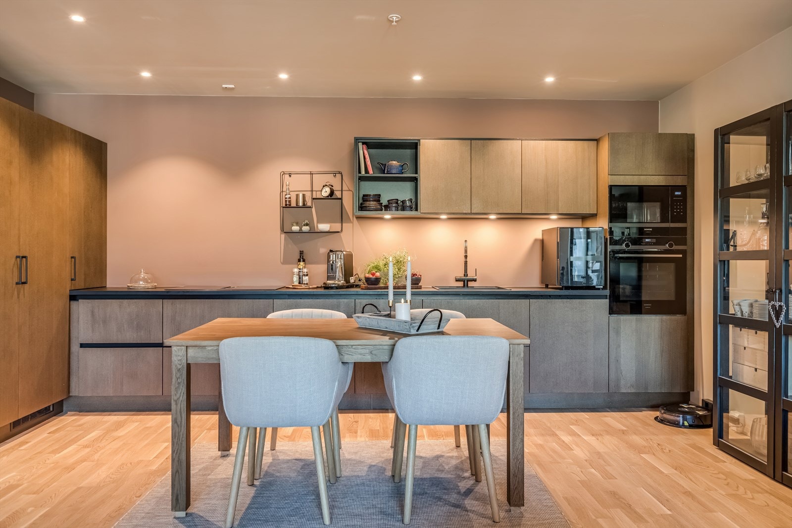 Kjøkken er levert av HTH. Innredning fremstår som påkostet og hvitevarer i høy kvalitet. Komfyrvakt montert i himling. Kjøkkenet har innredning med glatte fronter. Benkeplaten er av laminat. Galleribilde