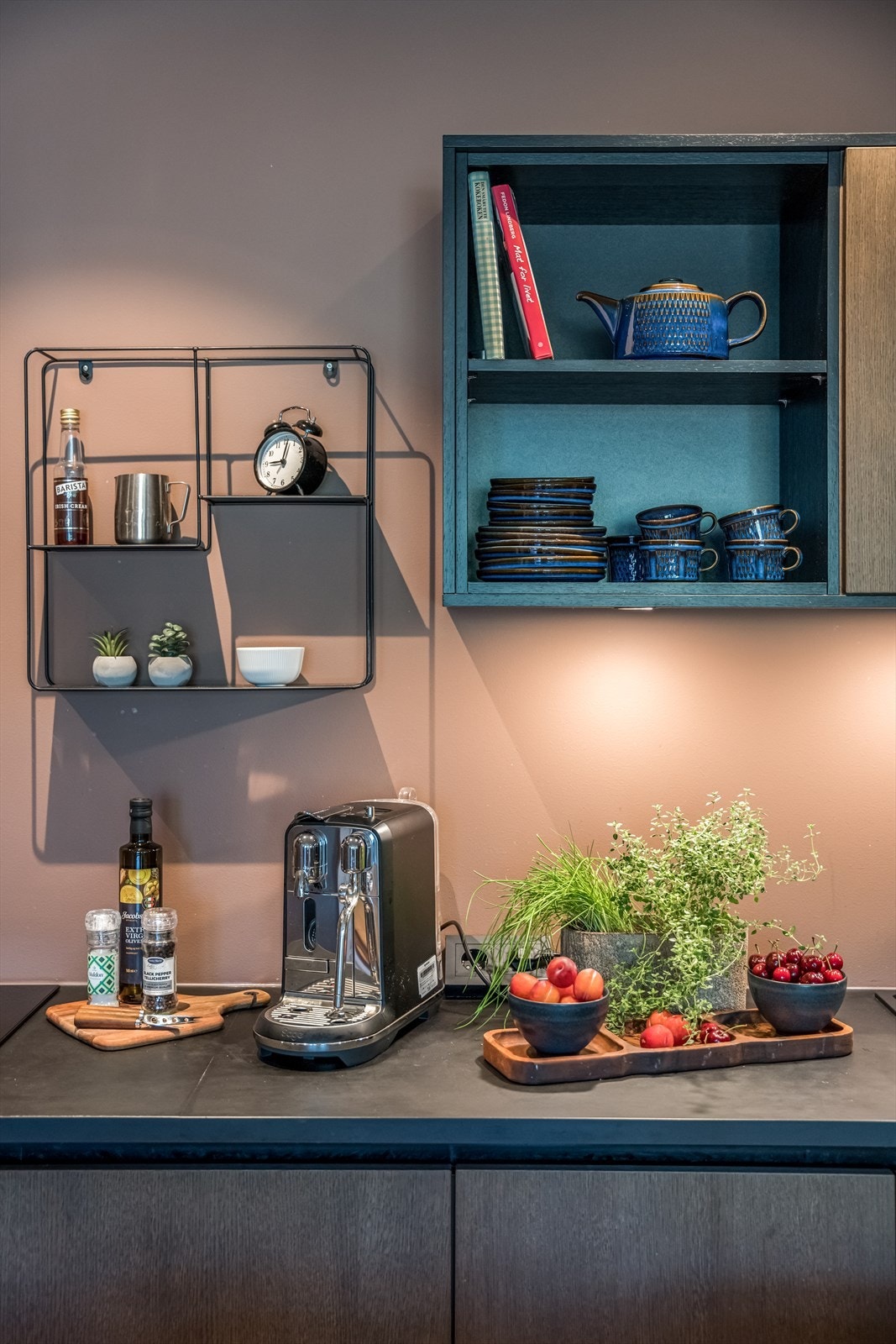 Det er kjøleskap, fryseskap, oppvaskmaskin, induksjonstopp, micro og stekeovn. Hvitevarer er innebygget. Galleribilde