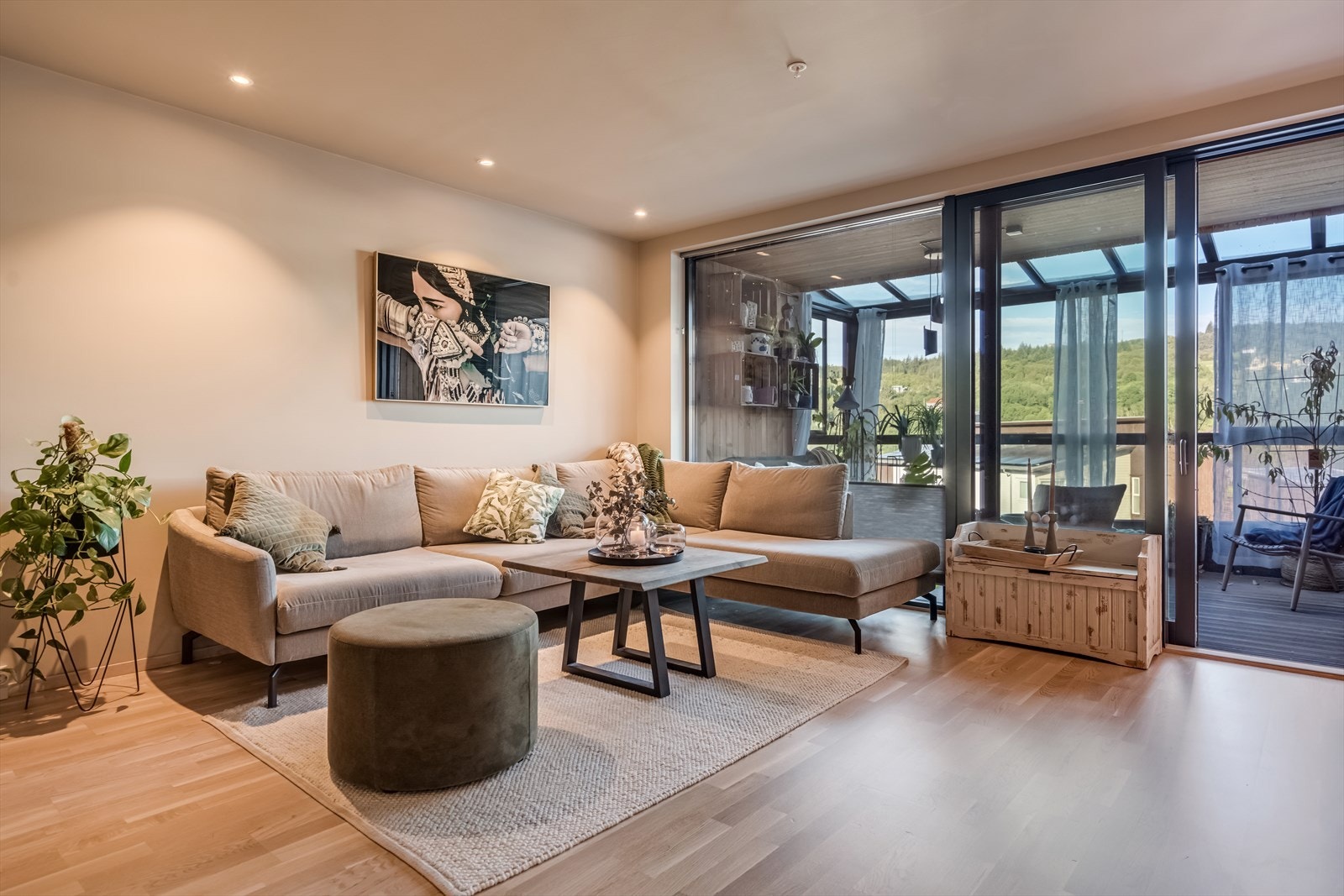 Nydelig stue/kjøkken m/utg. vestvendt, innglasset og romslig balkong/hagestue. Galleribilde