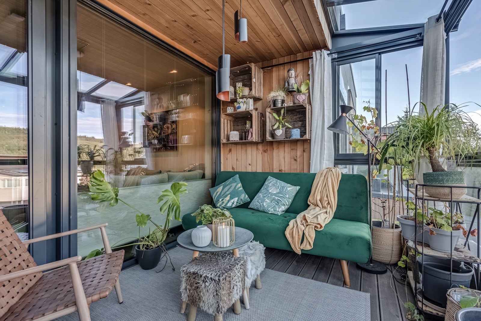 Innglasset balkong/hagestue med terrassebord og fasade i glass/aluminium. Overbygg i treverk/glass. Balkong har god størrelse og vendt mot vest. Vinduer på balkong kan skyves opp. Galleribilde