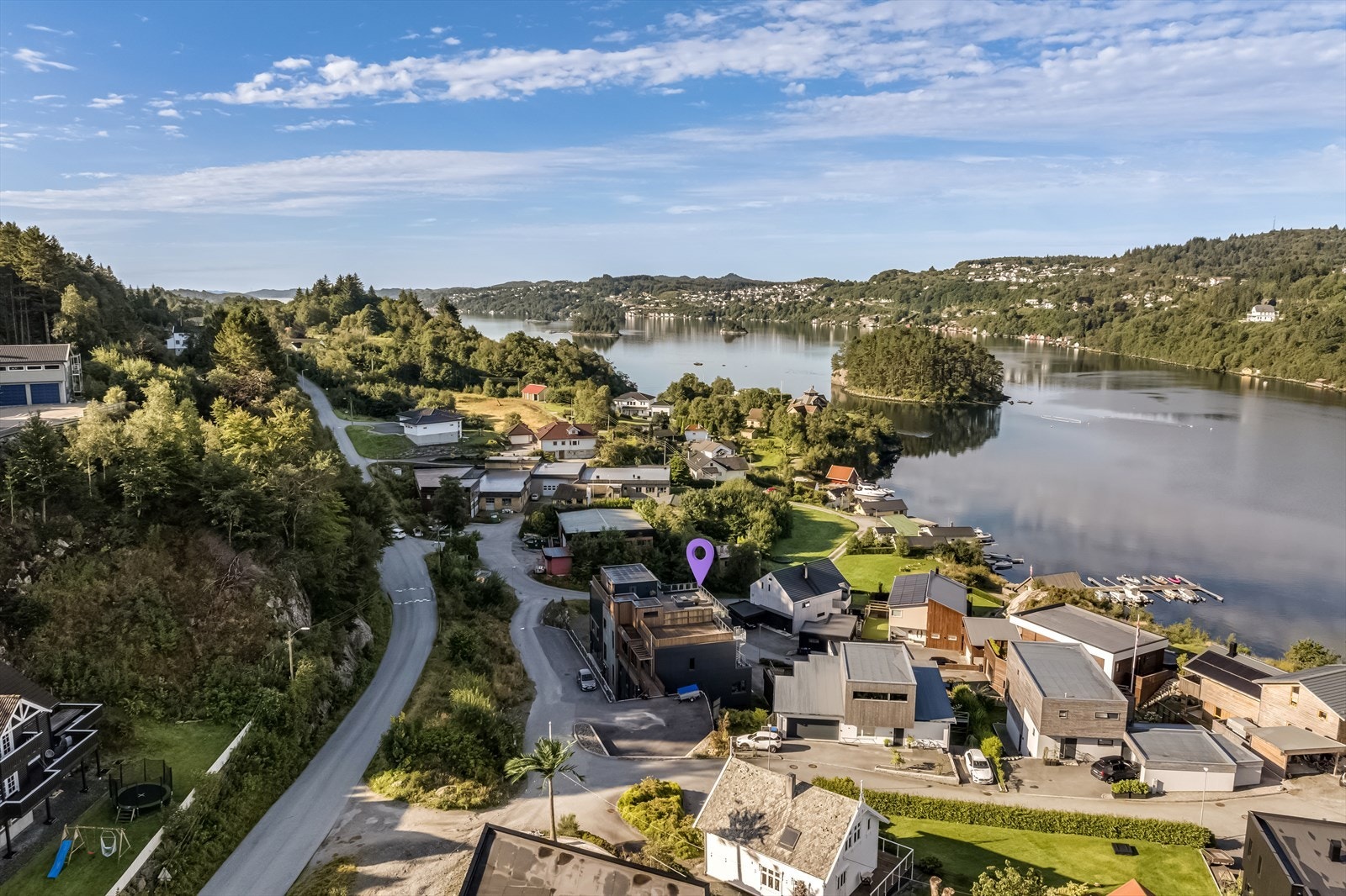 Ta av fra E-134 i Førresfjorden og kjør inn på den gamle Høievegen. Eiendommen ligger i nytt boligfelt på vestsiden av Høievegen - Småje. Galleribilde