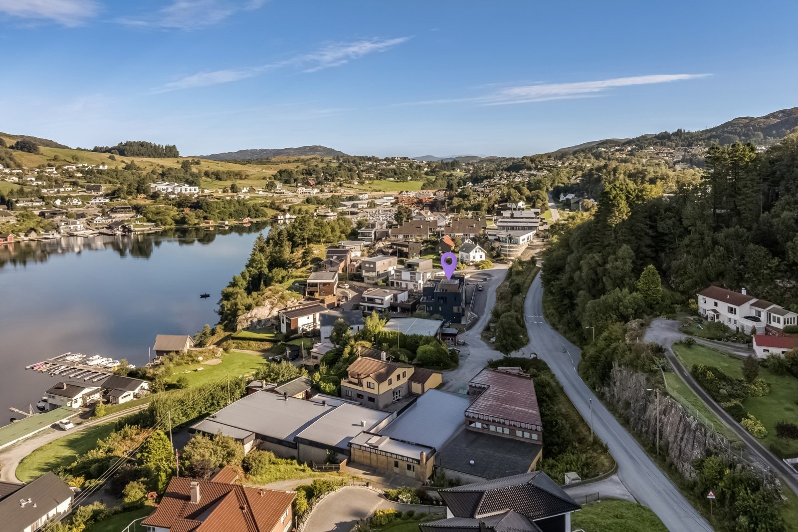 Boligen ligger med utsikt og sentral beliggenhet i Førre. Galleribilde
