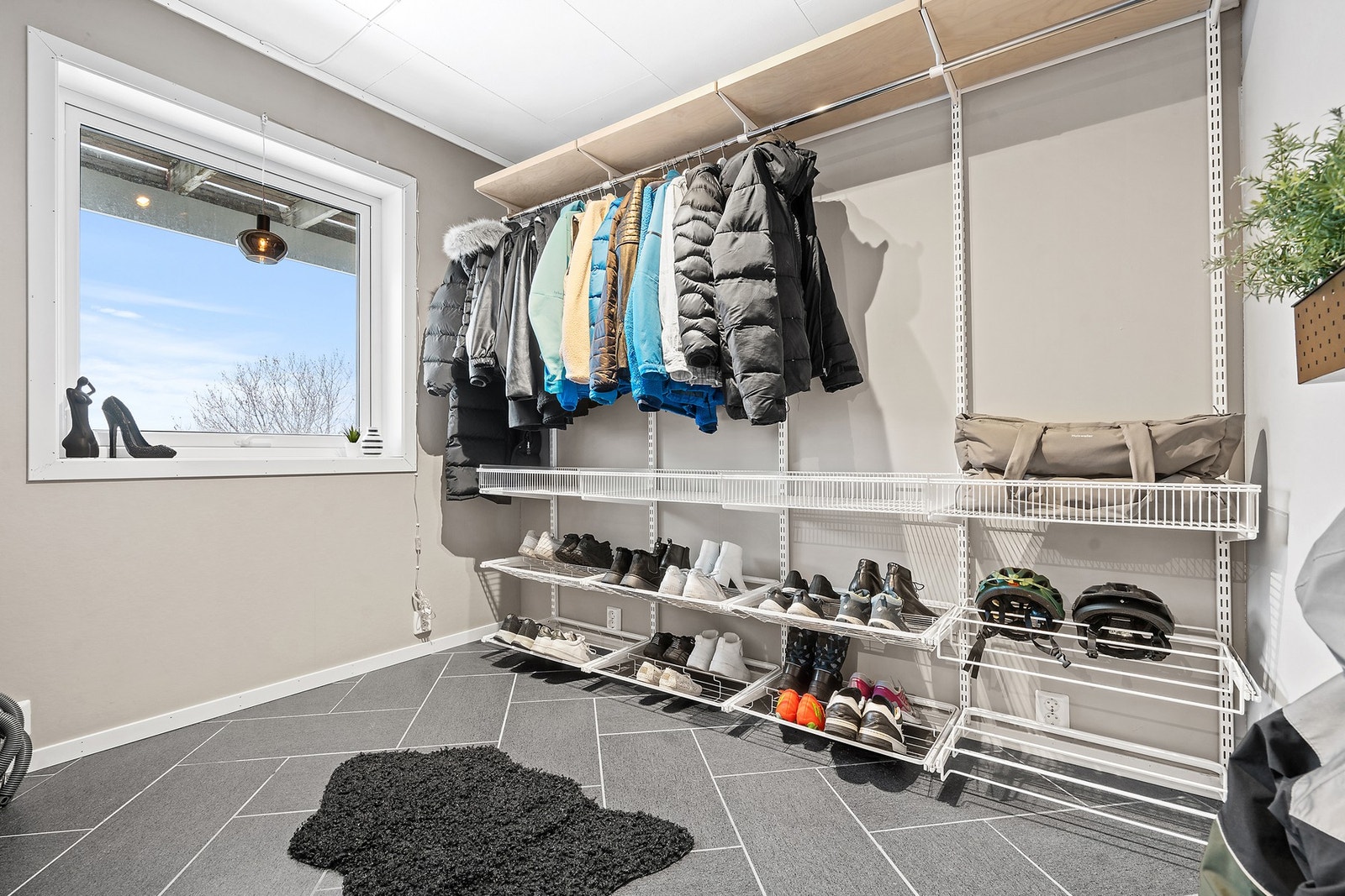 Garderoberom i hall Galleribilde