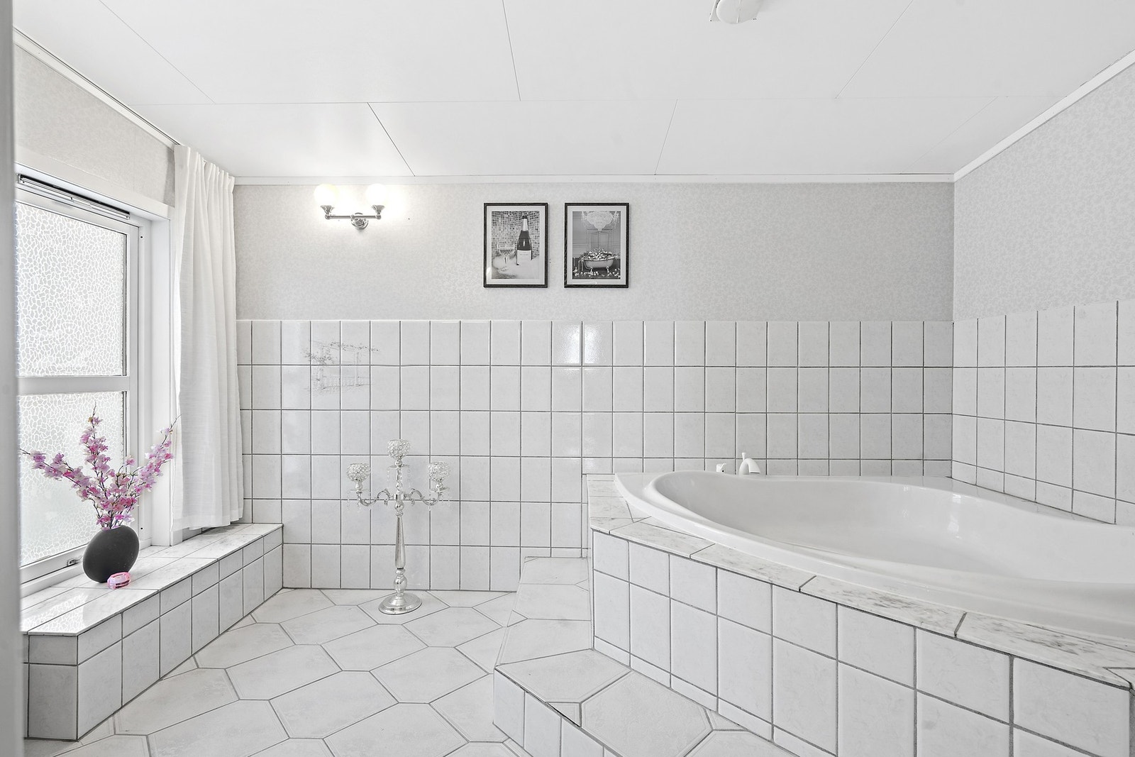 Romslig Baderom med badekar Galleribilde