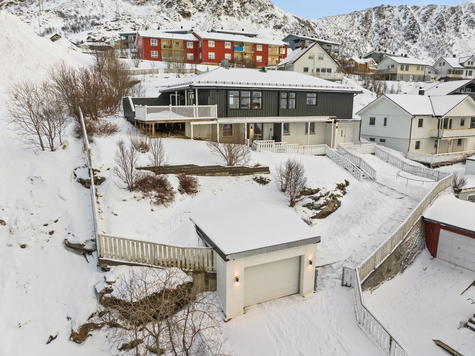 Velkommen til Fjordaveien 29B - Romslig enebolig med tilbaketrukket beliggenhet, garasje og utsikt. Galleribilde