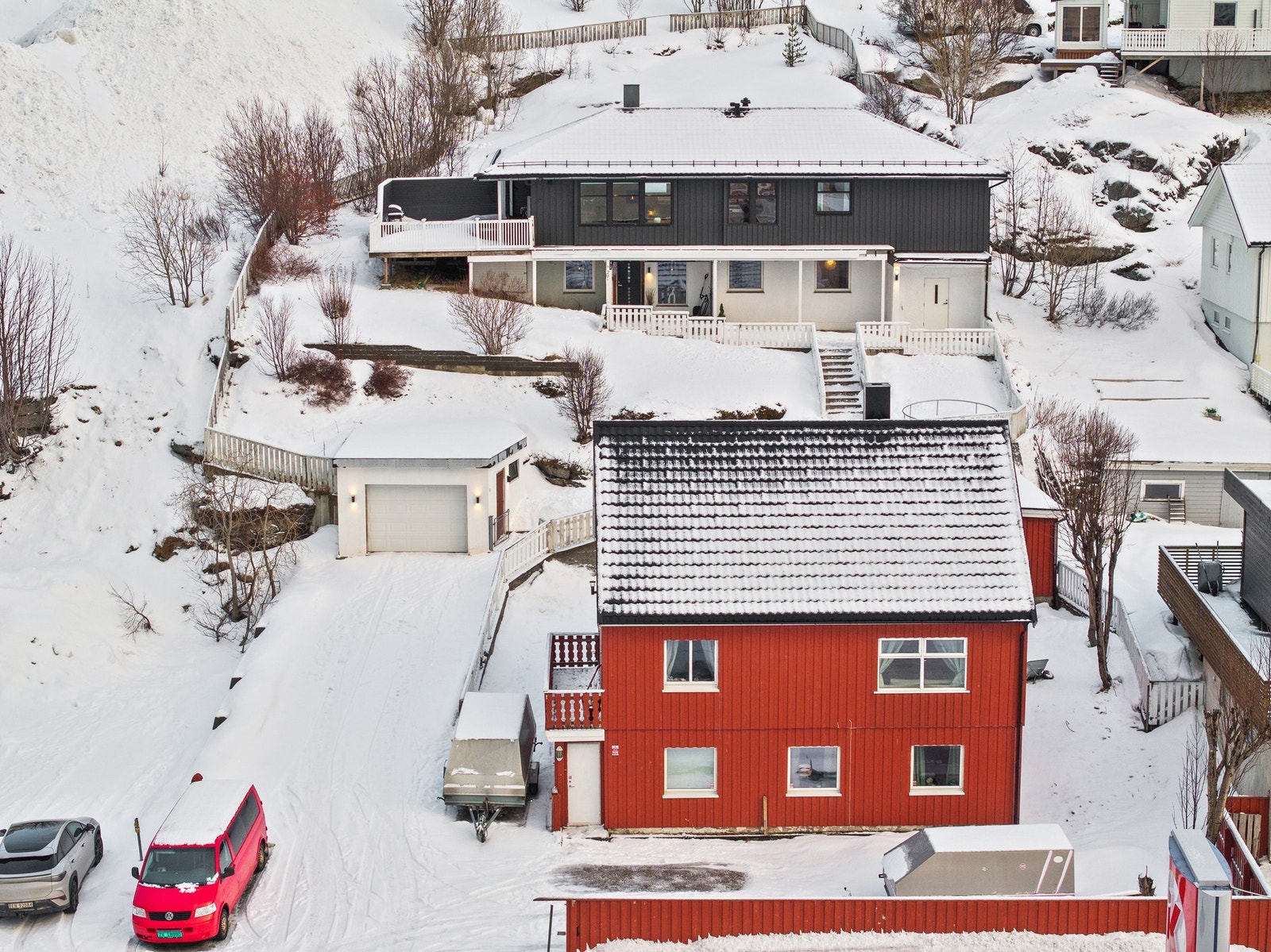 Fasade og nabolag - Garasje og parkering Galleribilde