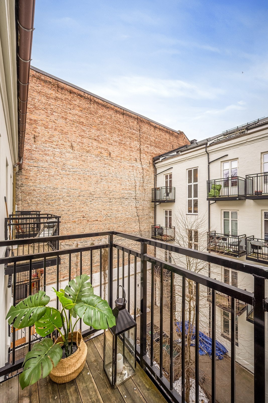 Balkongen er vendt mot rolig bakgård. Her har du sol fra ca. kl. 12-18. Galleribilde