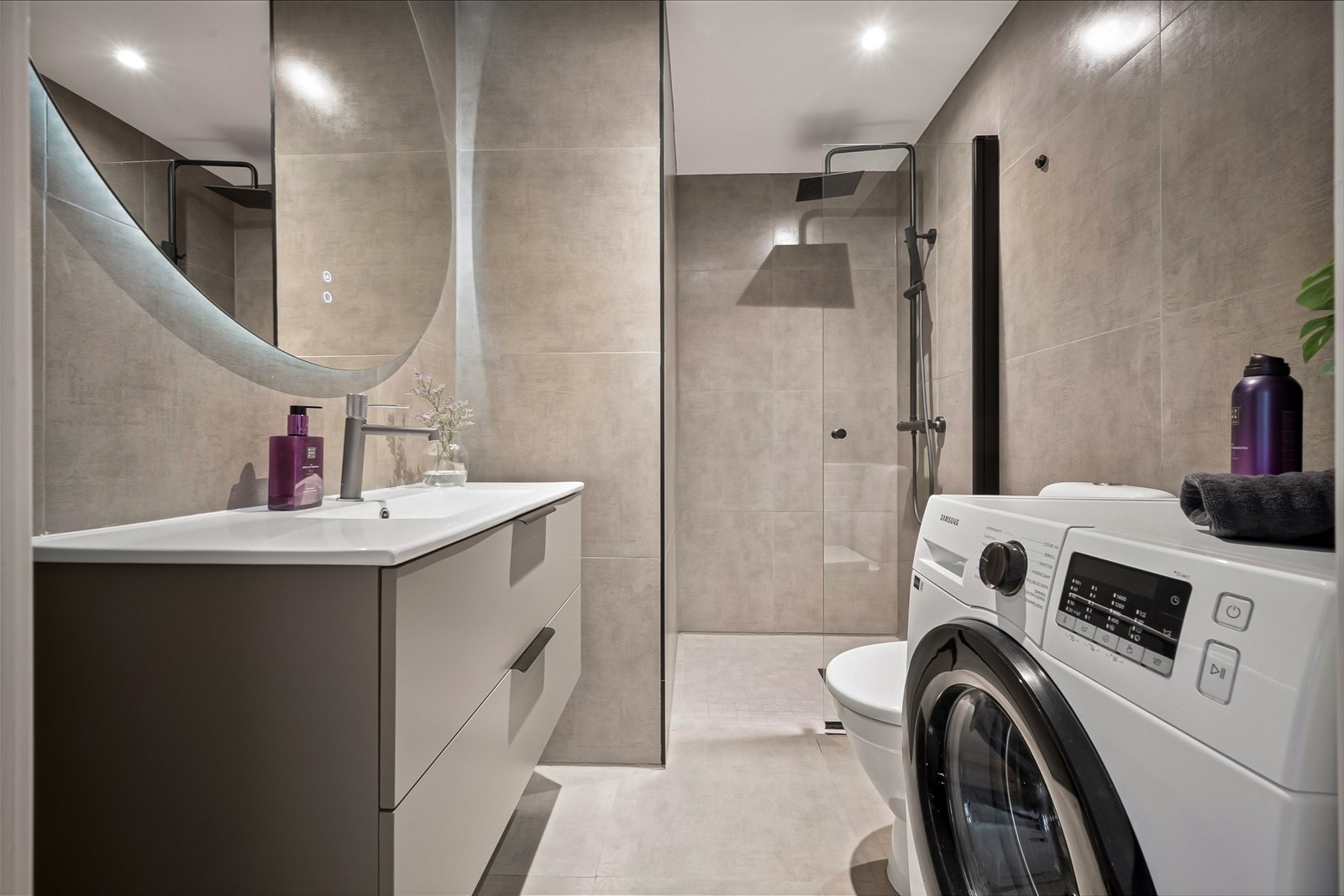 Badet ble oppgradert i 2021 og fremstår som moderne og romslig, med flis på flis og ny baderomsinnredning. Galleribilde