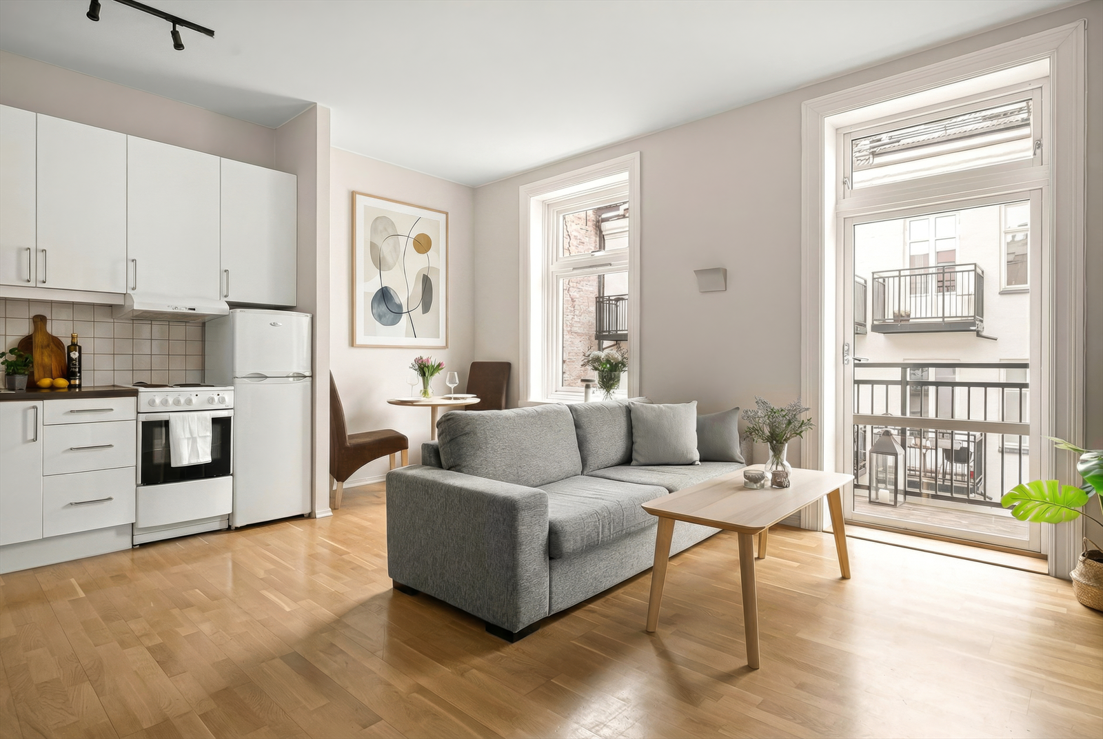 Den generøse takhøyden kombinert med store vindusflater gir rikelig med naturlig lys og bidrar til en lys og luftig atmosfære. Galleribilde