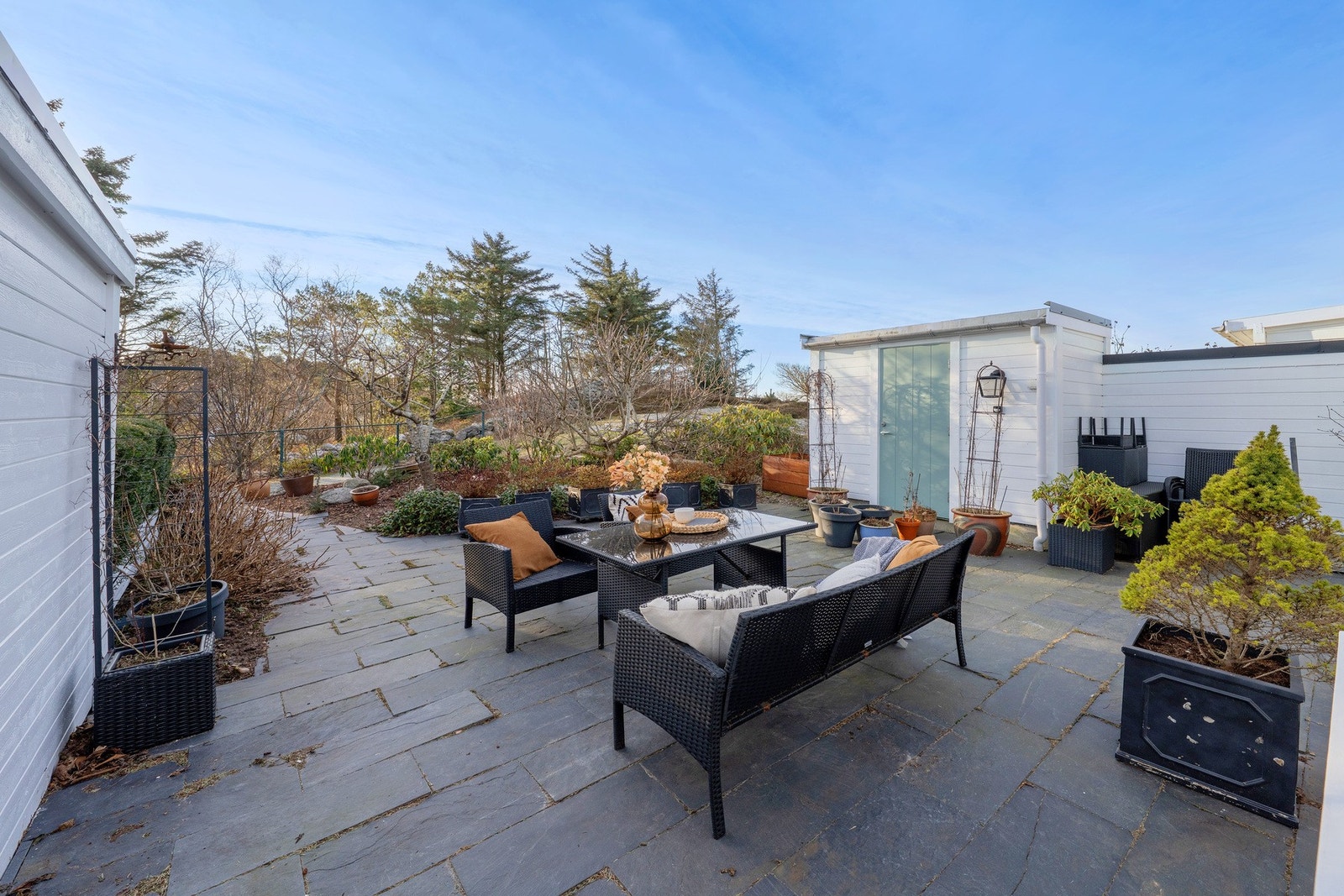 Trivelig uteområde med sørøstvendt beliggenhet og tilhørende bod. Galleribilde