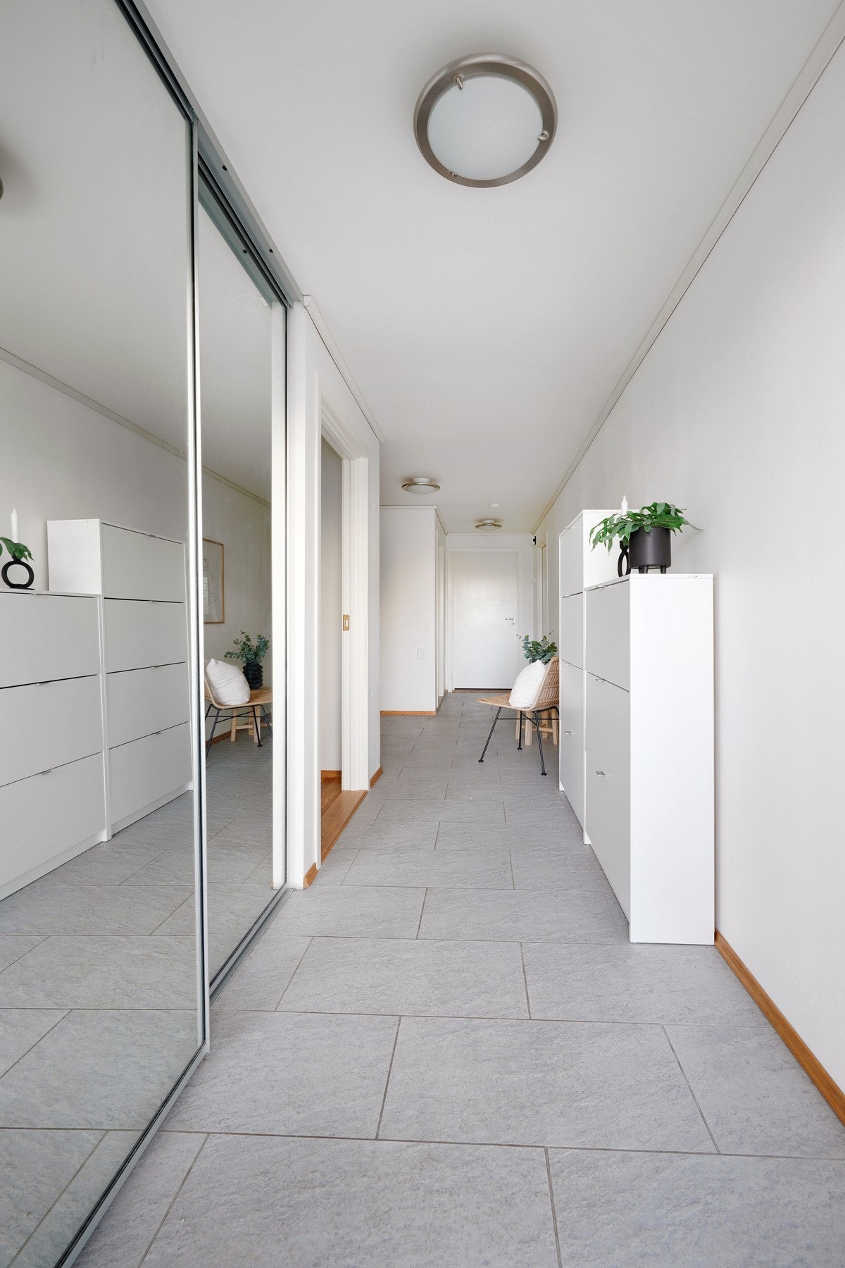 I gangen er det en skyvedørdsgarderobe med speildører som medfølger. Galleribilde