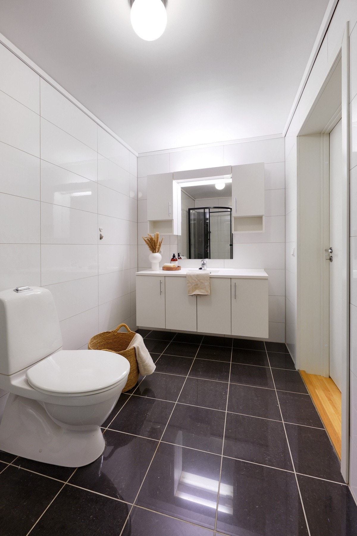 Det er inngang til vaskerommet fra badet. Galleribilde