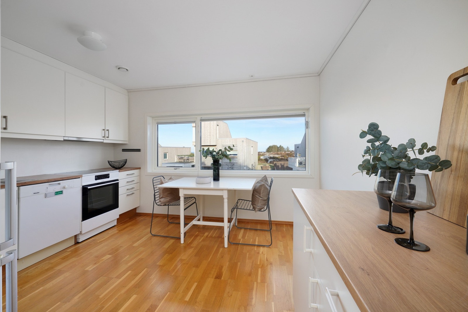 Her er det også plass til et lite spisebord hvor man kan nyte frokosten eller barna kan gjøre leksene mens man lager middag. Galleribilde