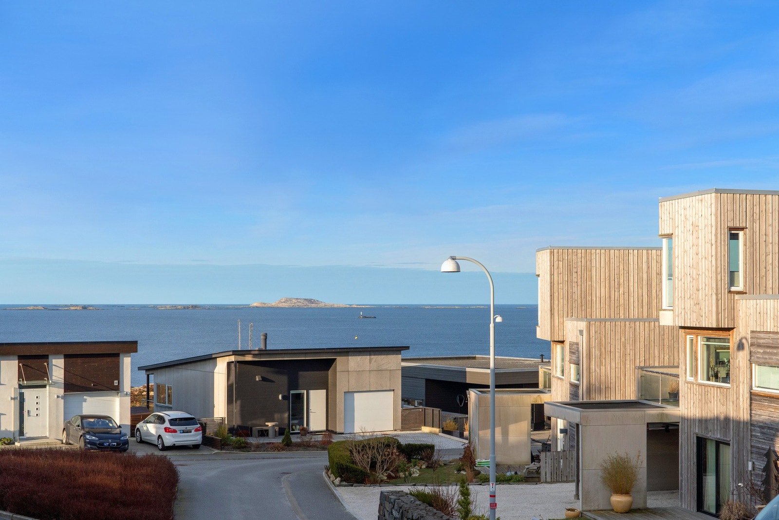 Rolig og barnevennlig nabolag omkranset av sjø og natur. Galleribilde