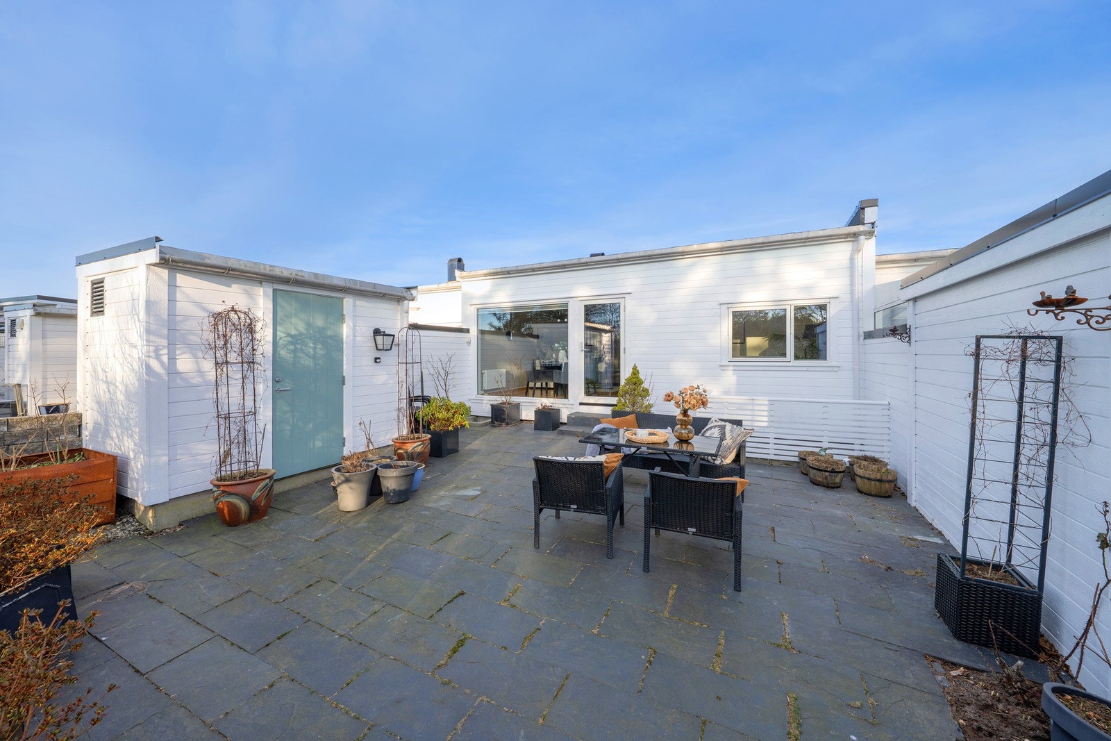 Pent uteområde med fantastiske solforhold samt en praktisk utvendig redskapsbod. Galleribilde