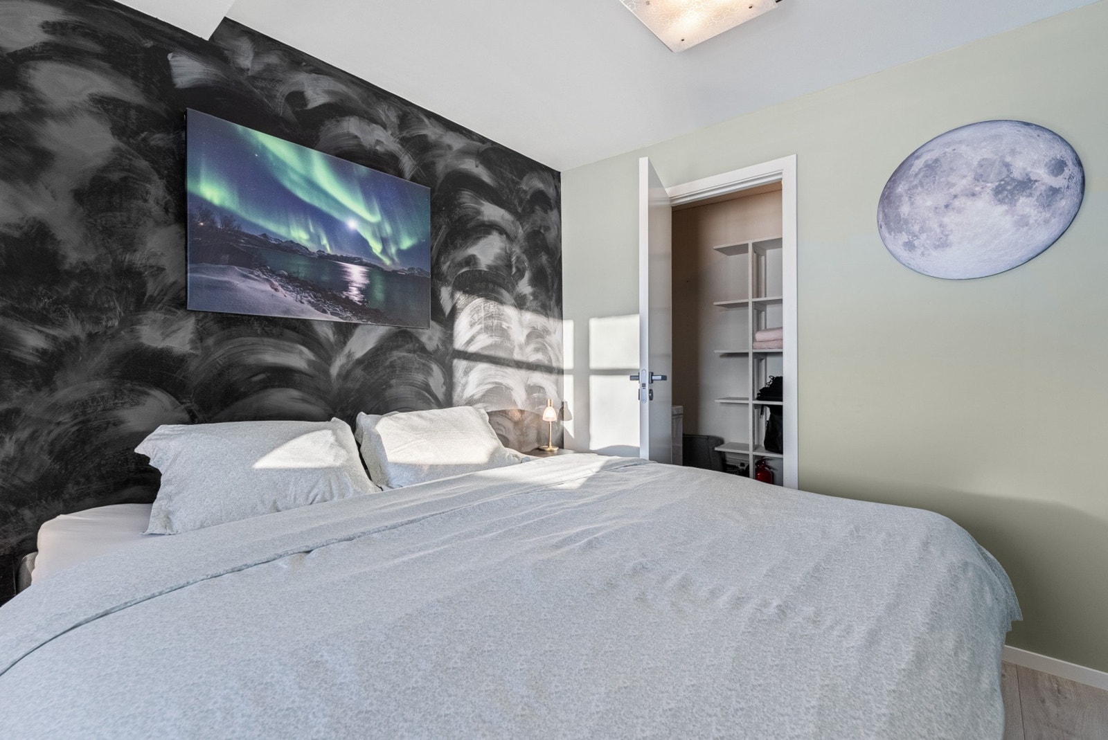 Fra soverommet er det videre tilkomst til bod / walk-in closet. Galleribilde