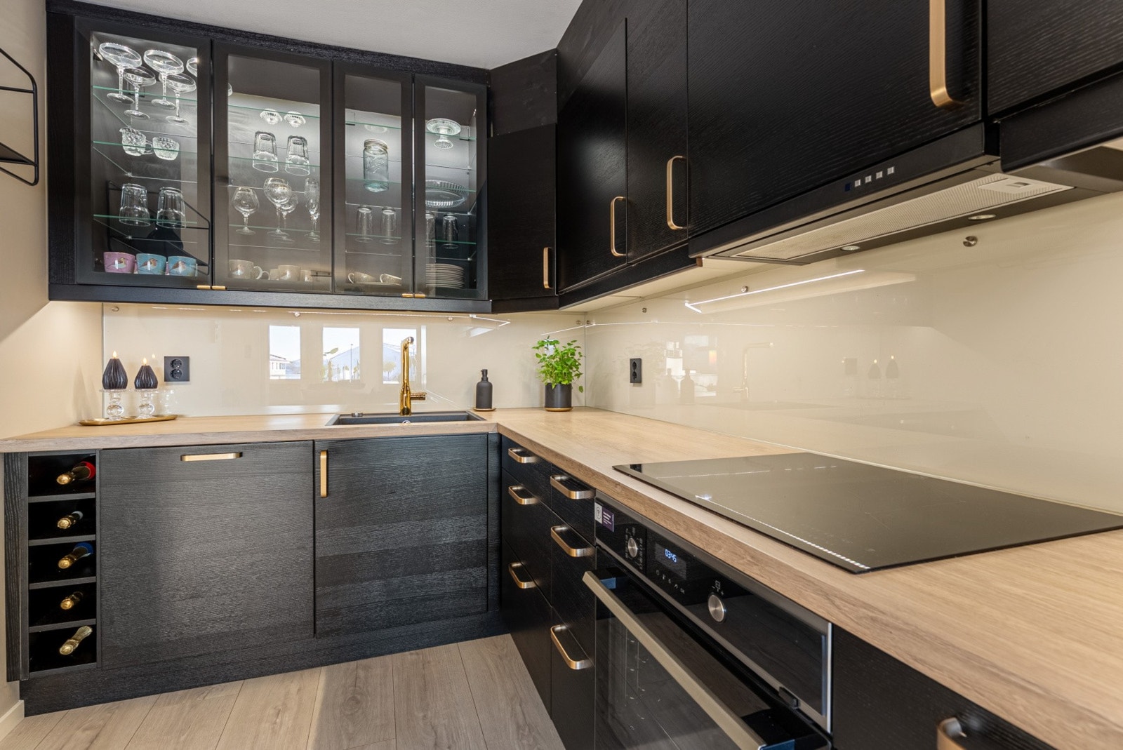 Her er det godt med benkeplass og lagring i skuffer og skap. Galleribilde