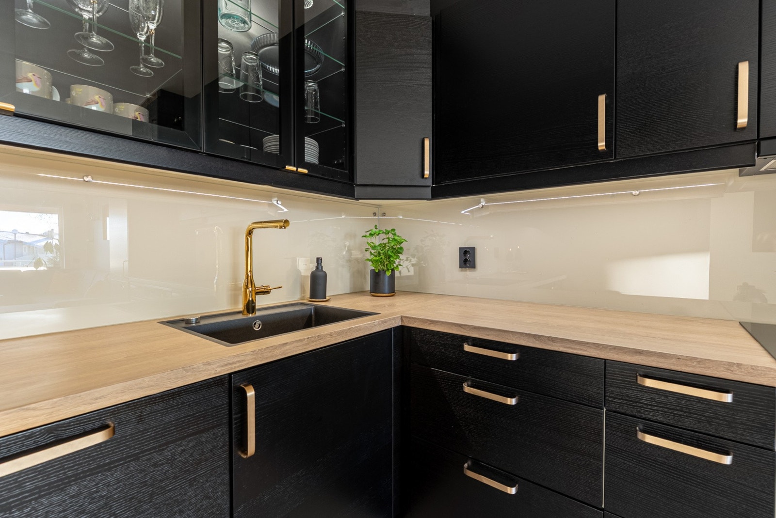 I et slikt kjøkken blir matlagingen både enkel og hyggelig. Galleribilde