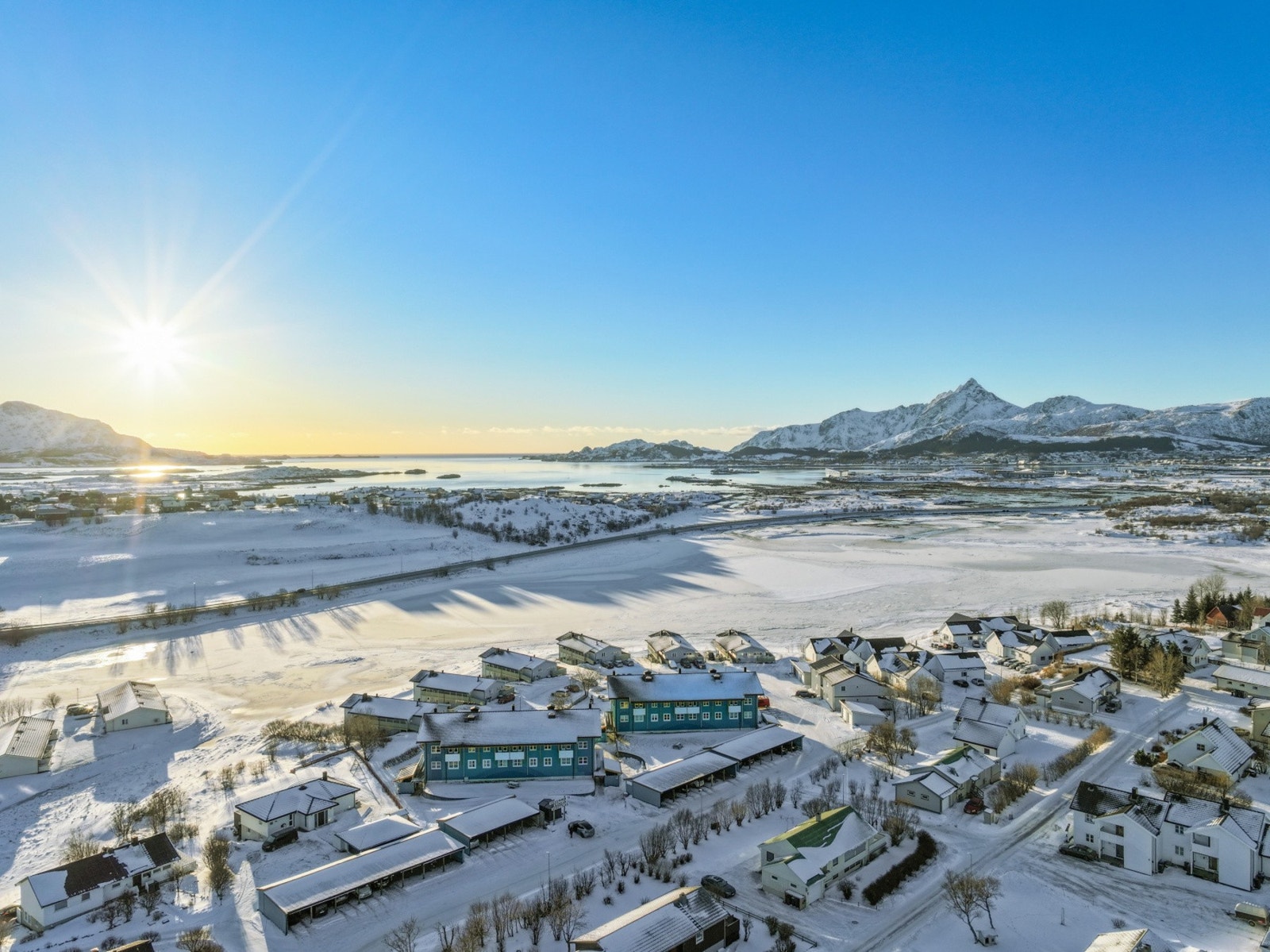 Leknes fungerer som et naturlig knutepunkt i Lofoten og byr på et godt utvalg av servicetilbud. Galleribilde