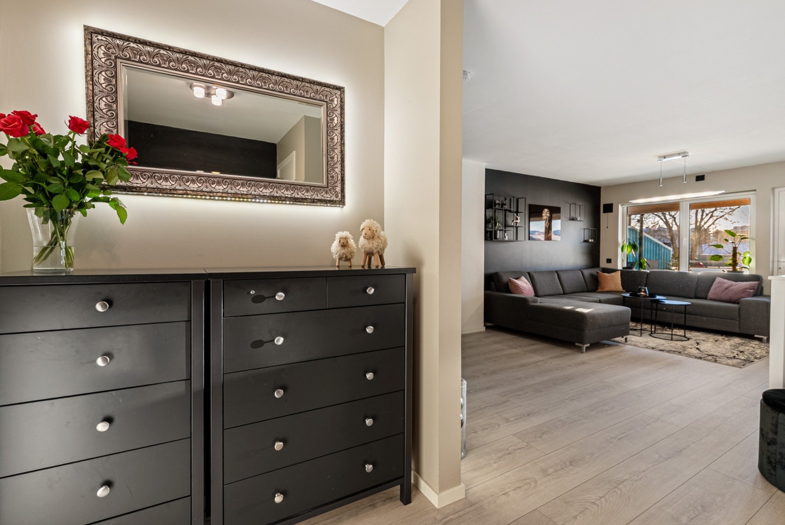 Når vi trer inn i boligen møtes vi av en moderne og praktisk entré. Galleribilde