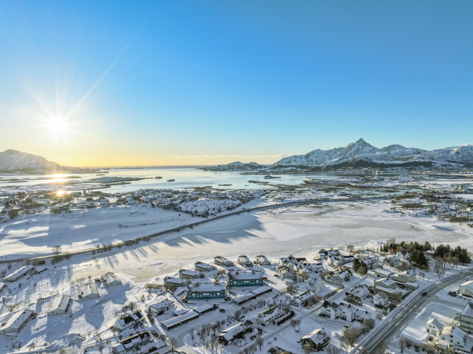 Fra leiligheten er det gangavstand til Lofotsenteret, som huser et variert utvalg butikker, apotek og andre tjenester. Galleribilde