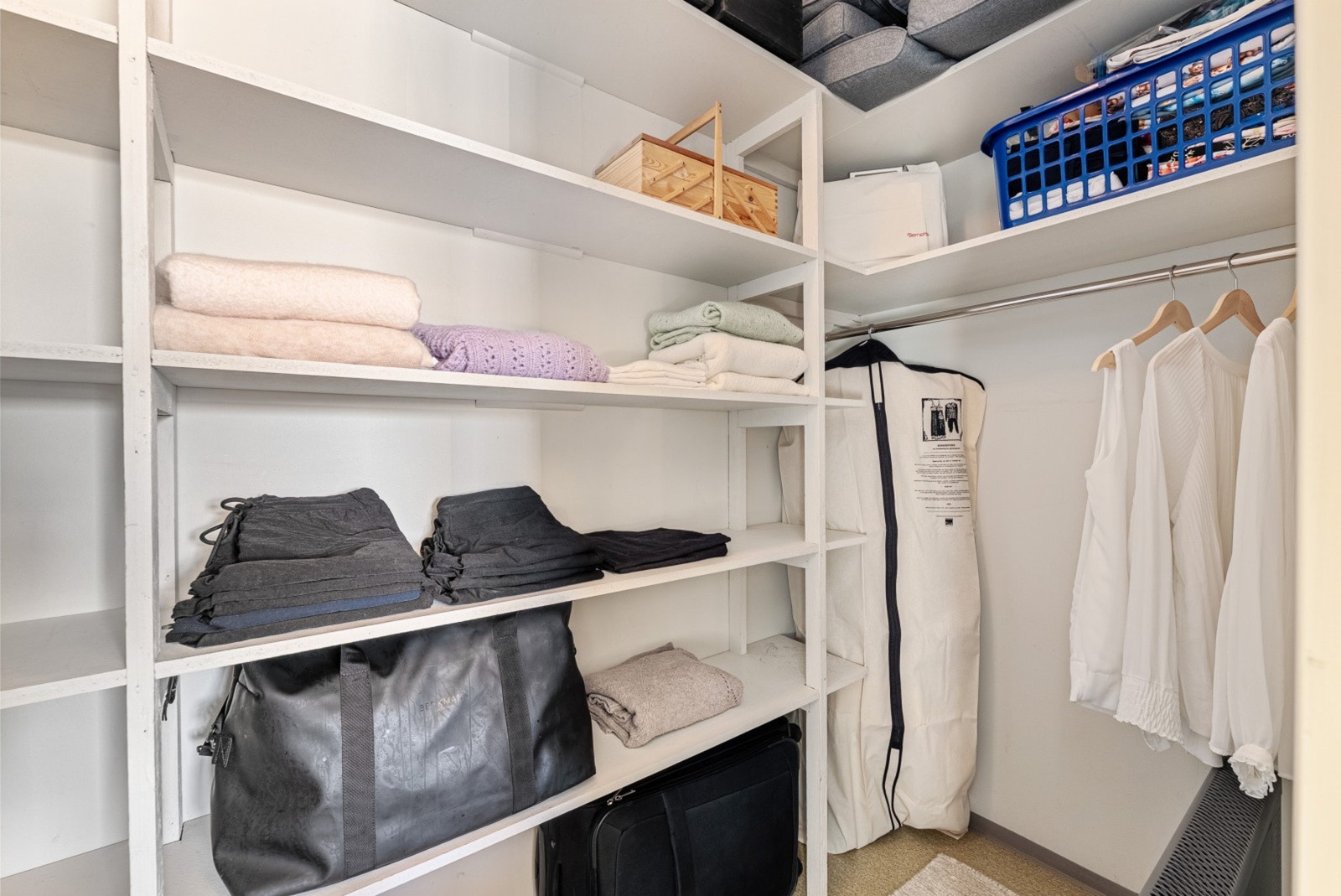 Walk-in closet som kombinerer god lagringsplass med en følelse av hverdagsluksus. Galleribilde