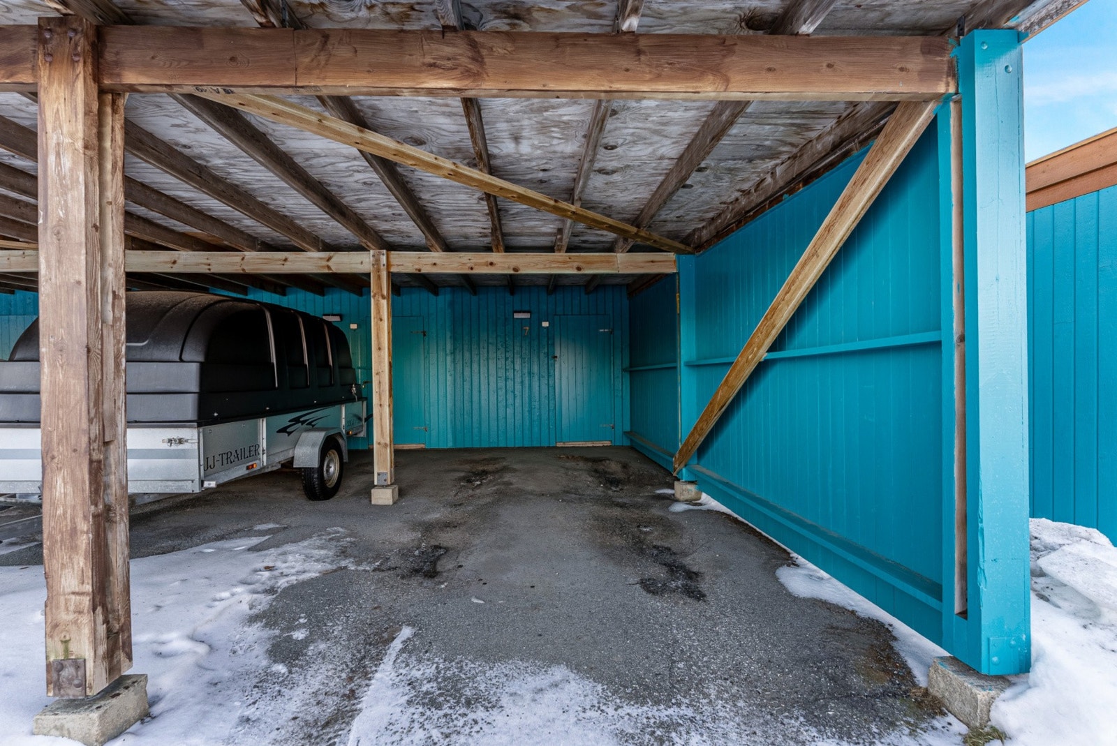 Egen parkering i carport med tilhørende bod. Galleribilde