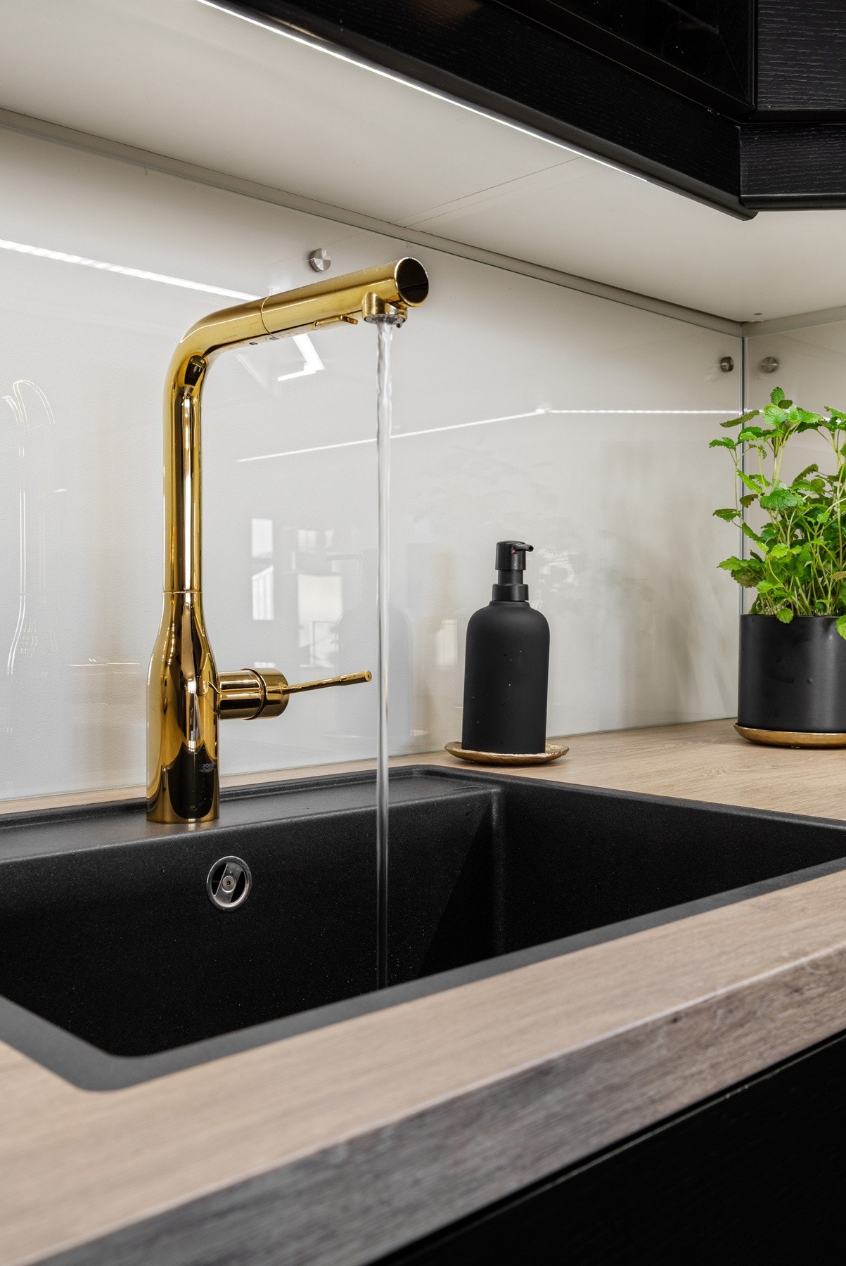 Og den gjennomtenkte stilen går gjennom hele kjøkkenet. Galleribilde