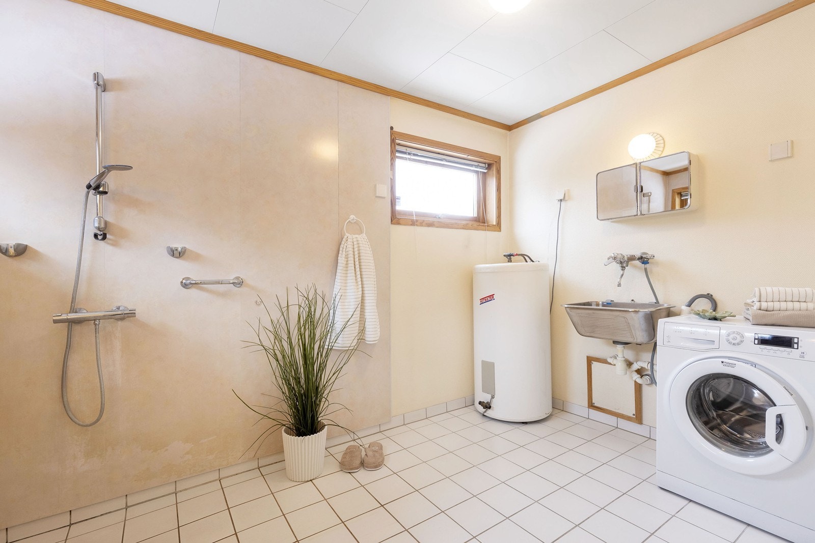 Badet har opplegg til vaskemaskin. Galleribilde