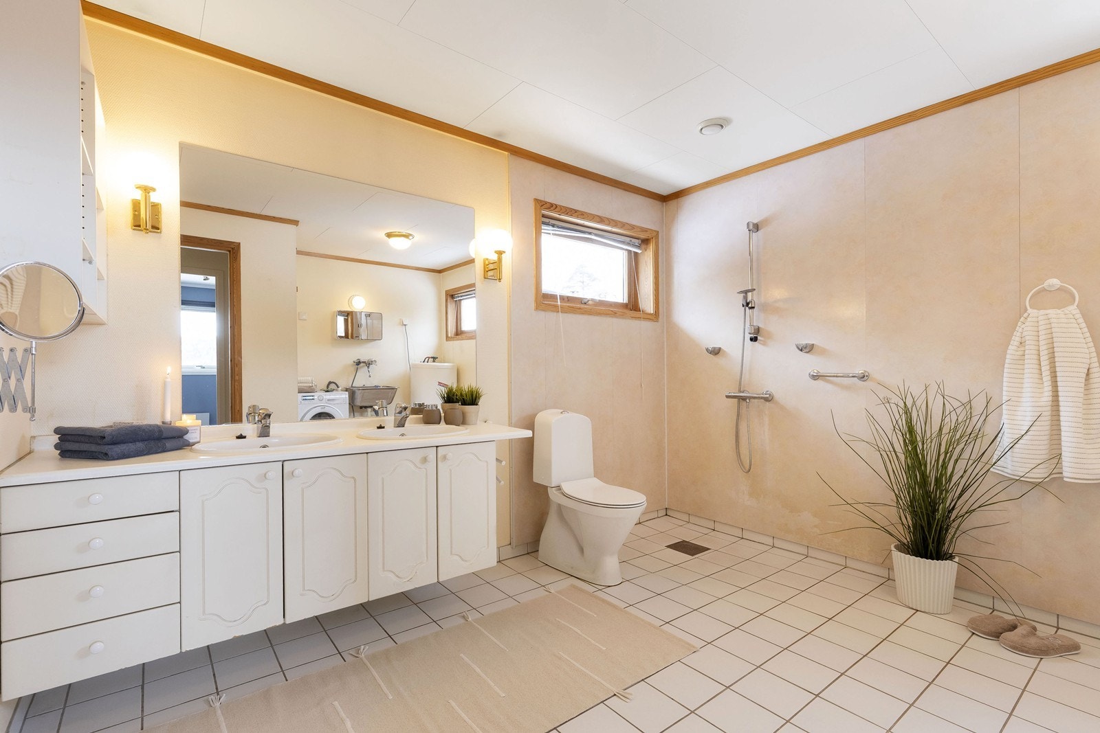 Badet er romslig, og har bra med plass i skuffer og skap. Galleribilde