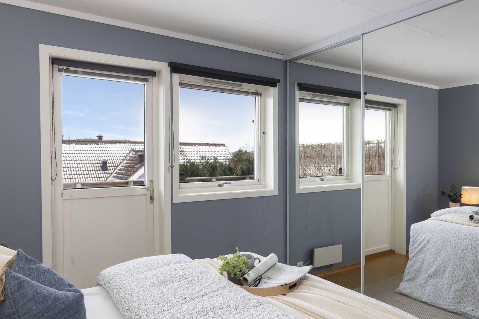 Skyvedørsgarderobe med speildører på hovedsoverom. Galleribilde