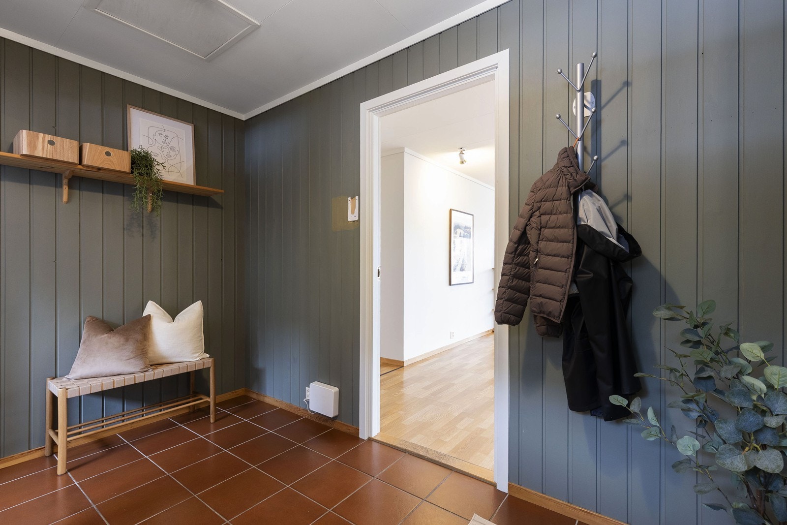 Romslig inngangspartiet med god plass til oppbevaring. Galleribilde