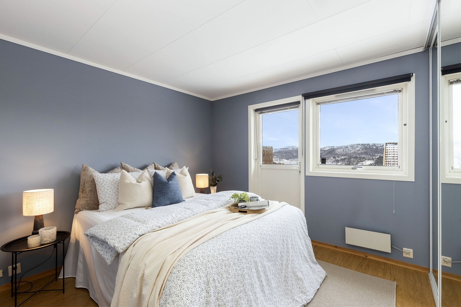 Hovedsoverommet - skyvedørsgarderobe og utgang Galleribilde