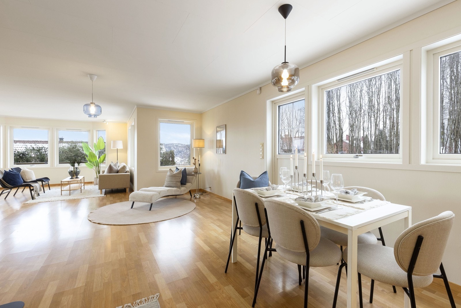 Utgang til terrasse fra stuen Galleribilde