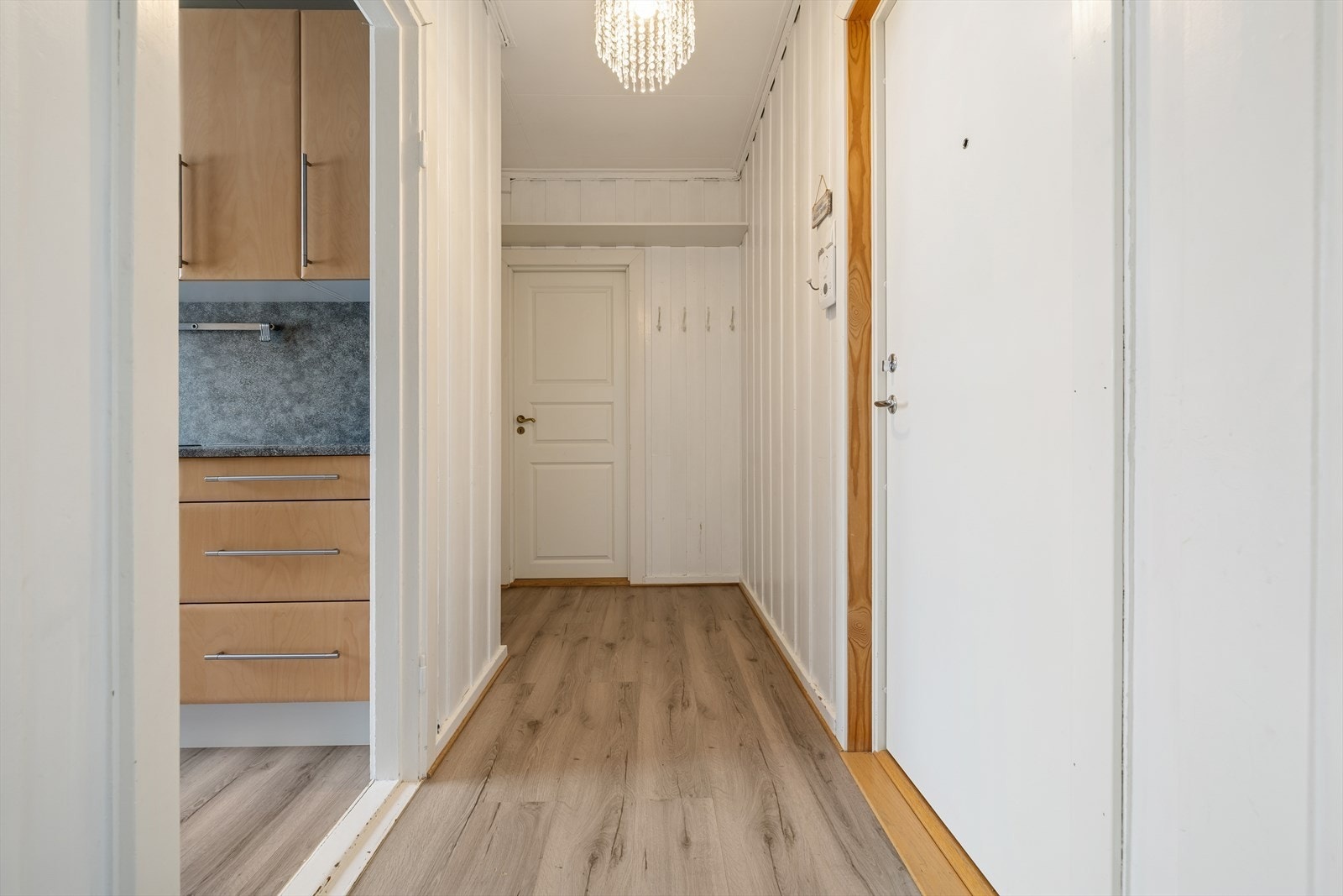 Velkommen inn! Her finner du knagger på vegg til yttertøy, samt plass til skohylle eller annen lett oppbevaring Galleribilde