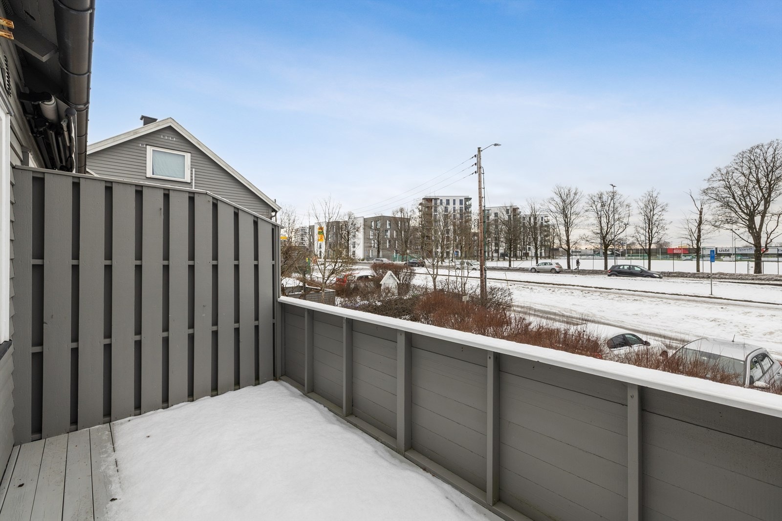 Leiligheten ligger i byggets 2.etasje og byr blant annet på balkong med gode solforhold. Kort vei til alt man trenger i hverdagen. Galleribilde